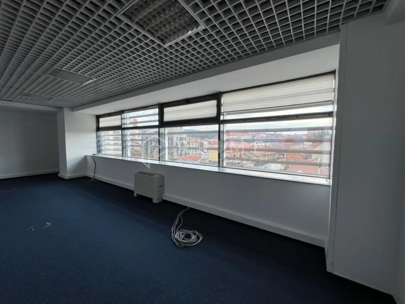 Spațiu de birouri de închiriat, 50-200 mp, centru, Târgu Mureș - Clădirea de birouri este situată în centrul orașului, la 150 m de Piața Trandafirilor. 
Spațiul propus acum este de 100 mp, situat la etajul 2, dar mai sunt disponibile spre închiriere spații de birouri cu suprafețe între 50 mp și 200 mp. 
Clădirea dispune în total de 3000 mp și are 6 etaje.
Parcarea pune la dispoziție 50 de locuri amplasate în subteran.

Prețul de închiriere este de 15 euro/mp+TVA, preț care include și cheltuielile de administrare, inclusiv paza 24h/7.
Perioada minima de închiriere este de 1 an.

La Prime Properties, fiecare tranzacție înseamnă mai mult decât o simplă achiziție sau închiriere– este un proces complet, în care colaborăm cu cei mai buni profesioniști: notari, avocați, designeri, arhitecți, evaluatori, specialiști în certificate energetice, consultanți de credite imobiliare.
Ne dedicăm 100% fiecărui client, iar asta se reflectă în rezultate și în încrederea pe care o primim înapoi prin recomandările lor.
Proprietatea aceasta nu se potrivește exact nevoilor tale?
Lasă-ne să îți găsim alternativa potrivită. Agentul nostru îți va oferi soluții avantajoase și adaptate nevoilor tale specifice.