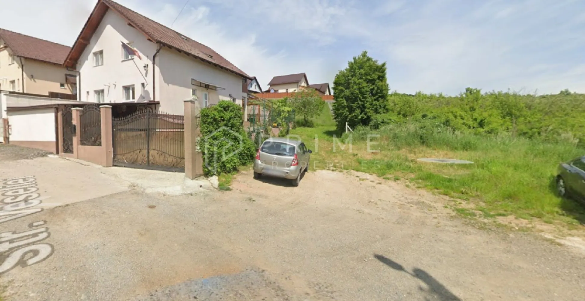 Teren 900 mp – Livezeni, str. Zorilor, vedere panoramică - Teren intravilan 900 mp de vânzare – Livezeni, str. Zorilor
Panoramă deosebită, zonă liniștită, ideal pentru construcție, utilități aproape.
Vă propunem spre vânzare un teren intravilan cu suprafața de 900 mp, situat în Livezeni, pe strada Zorilor, într-o zonă apreciată pentru liniște, aer curat și priveliști panoramice.
Caracteristici teren:
Suprafață: 900 mp
Teren intravilan
Zonă aerisită, în dezvoltare
Poziționare excelentă, cu vedere panoramică
 Avantaje:
Ideal pentru construcția unei locuințe individuale
Zonă liniștită, ferită de aglomerația orașului
Priveliște frumoasă – perfectă pentru o casă cu terasă
Acces facil către Târgu Mureș
Potrivit pentru:
Construirea unei case de familie
Casă de vacanță sau retreat
Investiție în zonă în plină dezvoltare

💶 Preț: 49E/m2 negociabil
 Pentru mai multe detalii sau pentru o vizionare, vă invităm să ne contactați!