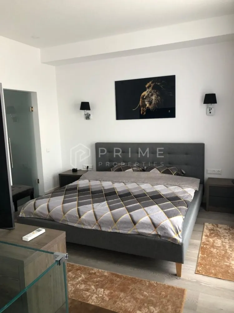 Apartament de lux pe 2 niveluri – Green Residence - Vă propunem spre vânzare un apartament modern, cu design exclusivist, situat în ansamblul Green Residence, una dintre cele mai liniștite și verzi zone ale cartierului Unirii.

Proprietatea este dispusă pe două niveluri, se află într-un bloc nou și se remarcă prin finisajele de înaltă calitate, dotările premium și atmosfera elegantă ce oferă confortul unei locuințe de top.

Detalii și compartimentare:
- Suprafață utilă generoasă
- 2 camere + bucătărie open space
- 2 băi complet dotate
- Dressing spațios
- Scară interioară
- 1 balcon la primul nivel
- 1 terasă panoramică de 20 m², acoperită cu travertin
- 2 locuri de parcare incluse

Dotări și facilități:
- Încălzire în pardoseală
- Aer condiționat
- Sistem de alarmă
- Centrală termică proprie
- Sonorizare ambientală Samsung
- 2 televizoare Samsung
- Finisaje și instalații premium
- Mobilier modern, realizat pe comandă

Bucătărie complet echipată:
- Cuptor electric și cuptor cu microunde incorporabile
- Plită electrică și hotă incorporabilă
- Combina frigorifică
- Mașină de spălat vase
- Aparat de cafea și prăjitor de pâine

Băi complet dotate:
- Mașină de spălat rufe
- Uscător de haine
- Pisoar

Finisaje moderne, atent selectate
2 locuri de parcare incluse în preț

Un apartament spectaculos, elegant și complet utilat, ideal pentru cei care își doresc confort, stil și liniște, la doar câteva minute de centrul orașului.

Pentru clienții cumpărători, comisionul este 0%.

La Prime Properties, fiecare tranzacție înseamnă mai mult decât o simplă achiziție – este un proces complet, în care colaborăm cu cei mai buni profesioniști: notari, avocați, designeri, arhitecți, evaluatori, specialiști în certificate energetice, consultanți de credite imobiliare.
Astfel, atunci când alegi o proprietate prin noi, primești la pachet și siguranță, transparență și servicii impecabile pe tot parcursul drumului tău către casa ideală.

Ne dedicăm 100% fiecărui client, iar asta se reflectă în rezultate și în încrederea pe care o primim înapoi prin recomandările lor.
Proprietatea aceasta nu se potrivește exact nevoilor tale?

Lasă-ne să îți găsim alternativa potrivită. Agentul nostru îți va oferi soluții avantajoase și adaptate stilului tău de viață.
📞 Contactează-ne astăzi. Până acum nu am dezamăgit niciun client – și nu vom începe cu tine.
Comision 0% pentru cumpărători
