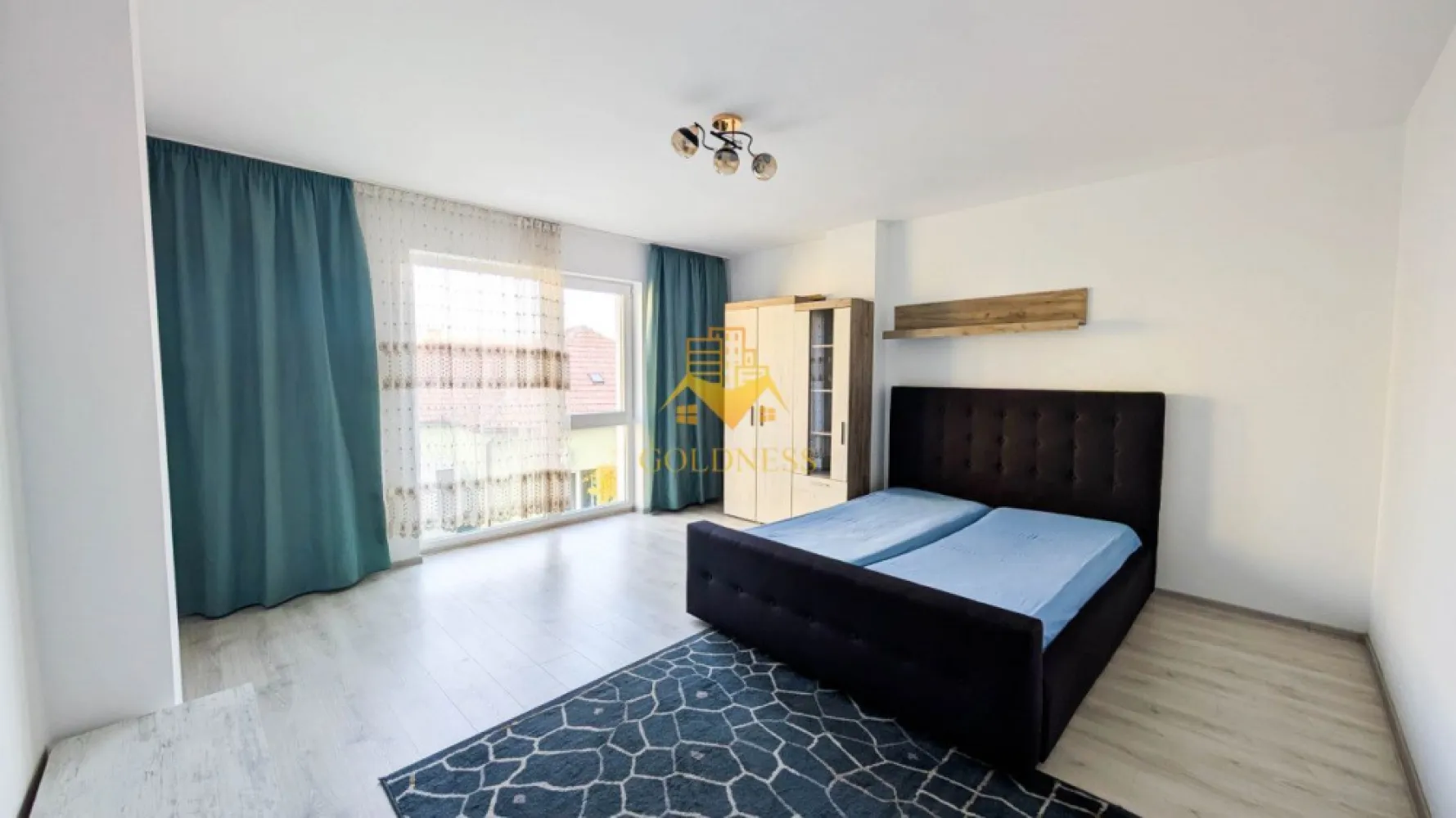 2 camere, decomandate, Bloc nou, Marasti, Aurel Vlaicu, Kaufland, LIDL - GOLDNESS Imobiliare vă propune spre închiriere un apartament cu 2 camere complet mobilat și utilat, la etajul 1 într-un imobil de 4 etaje, în Cartierul Marasti.
Dispune de 3 locuri de parcare subterane!
Se află în apropierea stațiilor de transport în comun, magazine, restaurante, spații verzi, farmacii, etc. 

Apartamentul este compartimentat astfel:
 - dormitor cu pat matrimonial, dulap pentru haine, noptiere
 - dormitor cu pat matrimonial, dulap pentru haine, noptiere, comoda TV
 - bucatarie complet mobilata, utilata, loc de luat masa
 - baie cu cabina de dus, calorifer port prosop și dulap pentru depozitare.
 - terasa de 10 mp.

Imobilul este dotat cu toate cele necesare- centrală proprie, frigider, aragaz, hotă, mașină de spălat haine, etc. 

Dacă sunteți interesați de acest apartament și doriți să îl vizionați, dar și pentru alte oferte nu ezitați să ne contactați telefonic sau prin e-mail. Vă stăm la dispoziție!
Pentru intermediere se percepe un comision de 50% din prețul chiriei!
