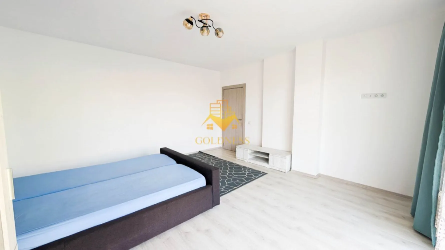 2 camere, decomandate, Bloc nou, Marasti, Aurel Vlaicu, Kaufland, LIDL - GOLDNESS Imobiliare vă propune spre închiriere un apartament cu 2 camere complet mobilat și utilat, la etajul 1 într-un imobil de 4 etaje, în Cartierul Marasti.
Dispune de 3 locuri de parcare subterane!
Se află în apropierea stațiilor de transport în comun, magazine, restaurante, spații verzi, farmacii, etc. 

Apartamentul este compartimentat astfel:
 - dormitor cu pat matrimonial, dulap pentru haine, noptiere
 - dormitor cu pat matrimonial, dulap pentru haine, noptiere, comoda TV
 - bucatarie complet mobilata, utilata, loc de luat masa
 - baie cu cabina de dus, calorifer port prosop și dulap pentru depozitare.
 - terasa de 10 mp.

Imobilul este dotat cu toate cele necesare- centrală proprie, frigider, aragaz, hotă, mașină de spălat haine, etc. 

Dacă sunteți interesați de acest apartament și doriți să îl vizionați, dar și pentru alte oferte nu ezitați să ne contactați telefonic sau prin e-mail. Vă stăm la dispoziție!
Pentru intermediere se percepe un comision de 50% din prețul chiriei!