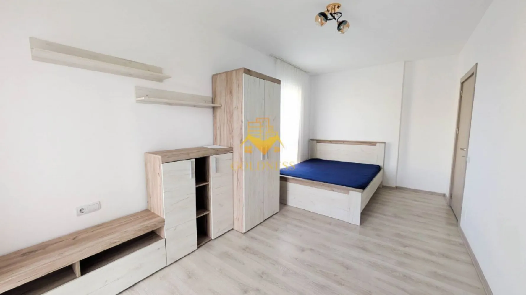 2 camere, decomandate, Bloc nou, Marasti, Aurel Vlaicu, Kaufland, LIDL - GOLDNESS Imobiliare vă propune spre închiriere un apartament cu 2 camere complet mobilat și utilat, la etajul 1 într-un imobil de 4 etaje, în Cartierul Marasti.
Dispune de 3 locuri de parcare subterane!
Se află în apropierea stațiilor de transport în comun, magazine, restaurante, spații verzi, farmacii, etc. 

Apartamentul este compartimentat astfel:
 - dormitor cu pat matrimonial, dulap pentru haine, noptiere
 - dormitor cu pat matrimonial, dulap pentru haine, noptiere, comoda TV
 - bucatarie complet mobilata, utilata, loc de luat masa
 - baie cu cabina de dus, calorifer port prosop și dulap pentru depozitare.
 - terasa de 10 mp.

Imobilul este dotat cu toate cele necesare- centrală proprie, frigider, aragaz, hotă, mașină de spălat haine, etc. 

Dacă sunteți interesați de acest apartament și doriți să îl vizionați, dar și pentru alte oferte nu ezitați să ne contactați telefonic sau prin e-mail. Vă stăm la dispoziție!
Pentru intermediere se percepe un comision de 50% din prețul chiriei!