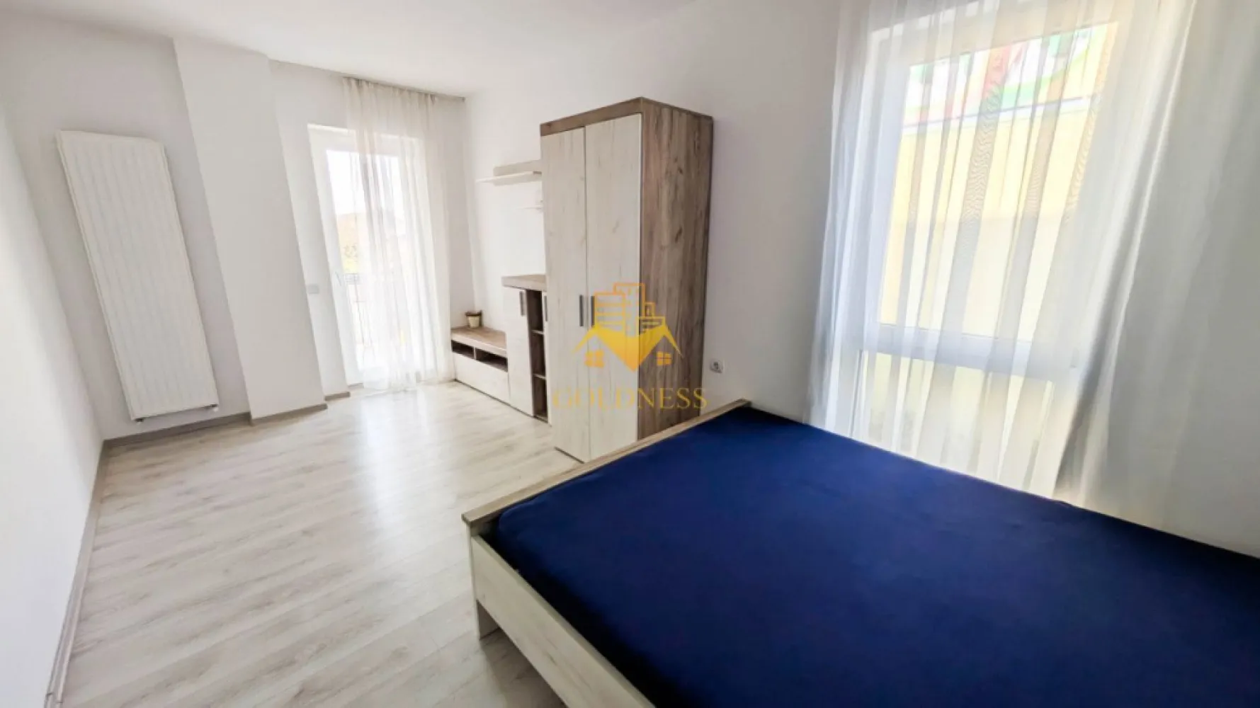 2 camere, decomandate, Bloc nou, Marasti, Aurel Vlaicu, Kaufland, LIDL - GOLDNESS Imobiliare vă propune spre închiriere un apartament cu 2 camere complet mobilat și utilat, la etajul 1 într-un imobil de 4 etaje, în Cartierul Marasti.
Dispune de 3 locuri de parcare subterane!
Se află în apropierea stațiilor de transport în comun, magazine, restaurante, spații verzi, farmacii, etc. 

Apartamentul este compartimentat astfel:
 - dormitor cu pat matrimonial, dulap pentru haine, noptiere
 - dormitor cu pat matrimonial, dulap pentru haine, noptiere, comoda TV
 - bucatarie complet mobilata, utilata, loc de luat masa
 - baie cu cabina de dus, calorifer port prosop și dulap pentru depozitare.
 - terasa de 10 mp.

Imobilul este dotat cu toate cele necesare- centrală proprie, frigider, aragaz, hotă, mașină de spălat haine, etc. 

Dacă sunteți interesați de acest apartament și doriți să îl vizionați, dar și pentru alte oferte nu ezitați să ne contactați telefonic sau prin e-mail. Vă stăm la dispoziție!
Pentru intermediere se percepe un comision de 50% din prețul chiriei!