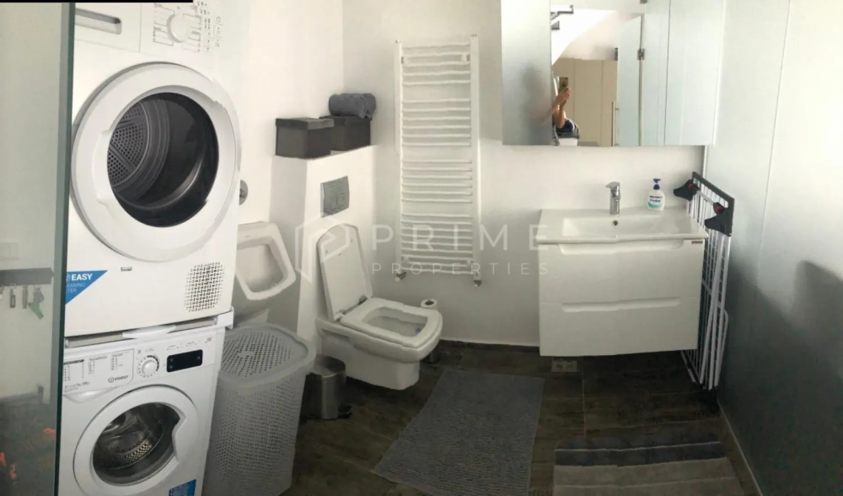 Apartament de lux pe 2 niveluri – Green Residence - Vă propunem spre vânzare un apartament modern, cu design exclusivist, situat în ansamblul Green Residence, una dintre cele mai liniștite și verzi zone ale cartierului Unirii.

Proprietatea este dispusă pe două niveluri, se află într-un bloc nou și se remarcă prin finisajele de înaltă calitate, dotările premium și atmosfera elegantă ce oferă confortul unei locuințe de top.

Detalii și compartimentare:
- Suprafață utilă generoasă
- 2 camere + bucătărie open space
- 2 băi complet dotate
- Dressing spațios
- Scară interioară
- 1 balcon la primul nivel
- 1 terasă panoramică de 20 m², acoperită cu travertin
- 2 locuri de parcare incluse

Dotări și facilități:
- Încălzire în pardoseală
- Aer condiționat
- Sistem de alarmă
- Centrală termică proprie
- Sonorizare ambientală Samsung
- 2 televizoare Samsung
- Finisaje și instalații premium
- Mobilier modern, realizat pe comandă

Bucătărie complet echipată:
- Cuptor electric și cuptor cu microunde incorporabile
- Plită electrică și hotă incorporabilă
- Combina frigorifică
- Mașină de spălat vase
- Aparat de cafea și prăjitor de pâine

Băi complet dotate:
- Mașină de spălat rufe
- Uscător de haine
- Pisoar

Finisaje moderne, atent selectate
2 locuri de parcare incluse în preț

Un apartament spectaculos, elegant și complet utilat, ideal pentru cei care își doresc confort, stil și liniște, la doar câteva minute de centrul orașului.

Pentru clienții cumpărători, comisionul este 0%.

La Prime Properties, fiecare tranzacție înseamnă mai mult decât o simplă achiziție – este un proces complet, în care colaborăm cu cei mai buni profesioniști: notari, avocați, designeri, arhitecți, evaluatori, specialiști în certificate energetice, consultanți de credite imobiliare.
Astfel, atunci când alegi o proprietate prin noi, primești la pachet și siguranță, transparență și servicii impecabile pe tot parcursul drumului tău către casa ideală.

Ne dedicăm 100% fiecărui client, iar asta se reflectă în rezultate și în încrederea pe care o primim înapoi prin recomandările lor.
Proprietatea aceasta nu se potrivește exact nevoilor tale?

Lasă-ne să îți găsim alternativa potrivită. Agentul nostru îți va oferi soluții avantajoase și adaptate stilului tău de viață.
📞 Contactează-ne astăzi. Până acum nu am dezamăgit niciun client – și nu vom începe cu tine.
Comision 0% pentru cumpărători