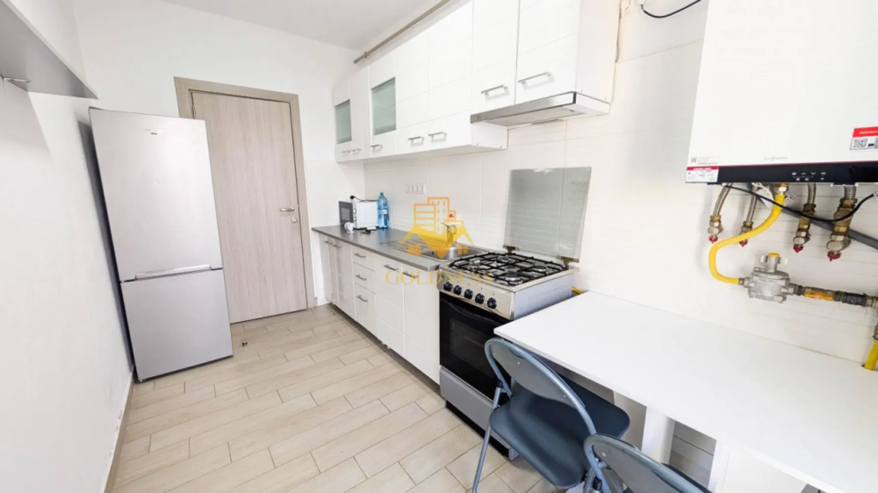2 camere, decomandate, Bloc nou, Marasti, Aurel Vlaicu, Kaufland, LIDL - GOLDNESS Imobiliare vă propune spre închiriere un apartament cu 2 camere complet mobilat și utilat, la etajul 1 într-un imobil de 4 etaje, în Cartierul Marasti.
Dispune de 3 locuri de parcare subterane!
Se află în apropierea stațiilor de transport în comun, magazine, restaurante, spații verzi, farmacii, etc. 

Apartamentul este compartimentat astfel:
 - dormitor cu pat matrimonial, dulap pentru haine, noptiere
 - dormitor cu pat matrimonial, dulap pentru haine, noptiere, comoda TV
 - bucatarie complet mobilata, utilata, loc de luat masa
 - baie cu cabina de dus, calorifer port prosop și dulap pentru depozitare.
 - terasa de 10 mp.

Imobilul este dotat cu toate cele necesare- centrală proprie, frigider, aragaz, hotă, mașină de spălat haine, etc. 

Dacă sunteți interesați de acest apartament și doriți să îl vizionați, dar și pentru alte oferte nu ezitați să ne contactați telefonic sau prin e-mail. Vă stăm la dispoziție!
Pentru intermediere se percepe un comision de 50% din prețul chiriei!