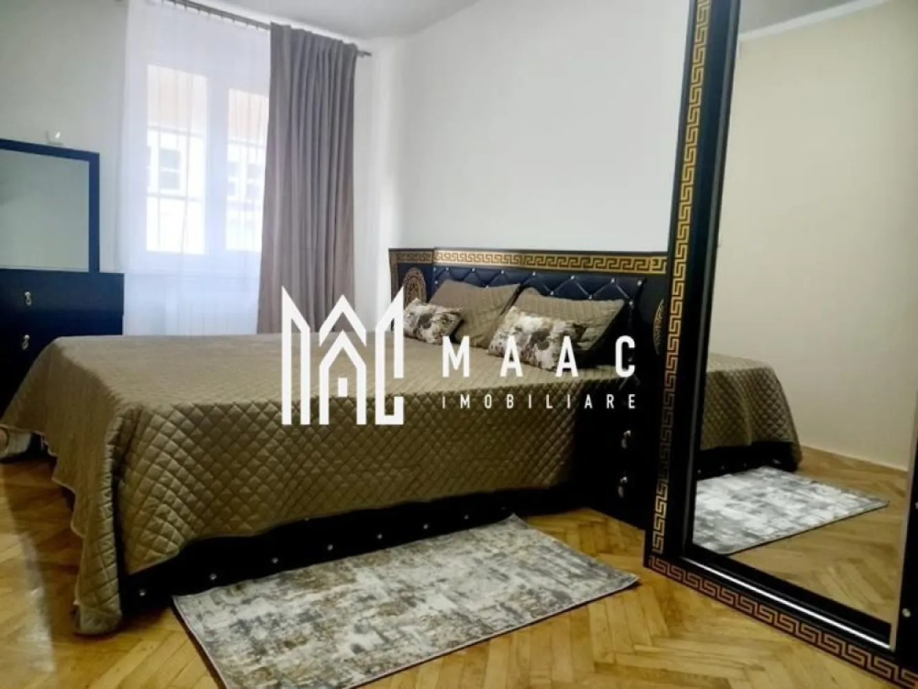 Apartament 2 camere | 47 MPU | Oportunitate Investiție | Ultracentral - MAAC Imobiliare vă propune spre vânzare o oportunitate rară de investiție, reprezentată de un apartament cu 2 camere situat în centrul istoric al Sibiului, în zona Piața Mare, una dintre cele mai apreciate și căutate locații din oraș. Proprietatea este amplasată la etajul 1 al unui imobil de tip casă/vilă bine întreținut și îmbină farmecul arhitecturii clasice cu finisajele moderne, fiind ideală atât pentru locuit, cât și pentru exploatare în regim hotelier datorită poziționării ultra-centrale.

Apartamentul are o suprafață utilă de 47 mp și beneficiază de compartimentare decomandată, oferind un grad ridicat de confort, funcționalitate și intimitate. Interiorul este finisat modern și se vinde complet mobilat și utilat, fiind pregătit pentru mutare imediată sau pentru introducerea rapidă în circuitul turistic.

Compartimentarea proprietății este realizată astfel:
-living spațios
-dormitor modern
-bucătărie
-baie dotată cu duș
-magazie utilă pentru depozitare

Poziționarea excelentă în zona zero a orașului oferă acces pietonal rapid către cele mai importante atracții și puncte de interes din Sibiu:
-Turnul Sfatului
-Muzeul Național Brukenthal
-restaurante apreciate
-cafenele cochete
-instituții publice
-zone pietonale
-mijloace de transport

Datorită amplasării strategice în Piața Mare, această proprietate reprezintă o alegere excelentă pentru investiție imobiliară în Sibiu, fiind extrem de atractivă pentru turiști și rezidenți deopotrivă. Apartamentul cu 2 camere beneficiază de toate avantajele unei locații centrale, într-o zonă cu valoare istorică și potențial ridicat de rentabilitate pe termen lung.

Pentru mai multe detalii sau pentru programarea unei vizionări, vă rugăm să ne contactați telefonic și să specificați CP3085664.