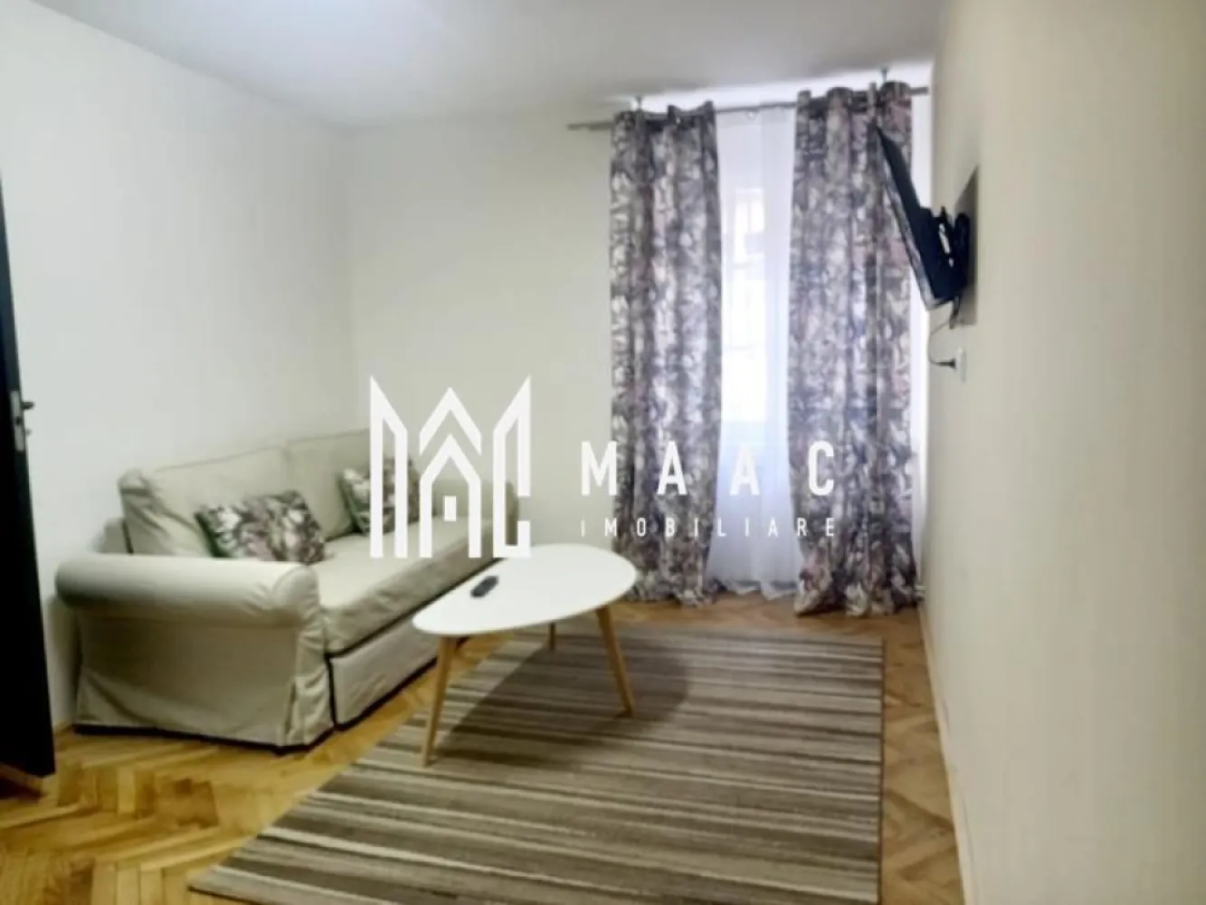 Apartament 2 camere | 47 MPU | Oportunitate Investiție | Ultracentral - MAAC Imobiliare vă propune spre vânzare o oportunitate rară de investiție, reprezentată de un apartament cu 2 camere situat în centrul istoric al Sibiului, în zona Piața Mare, una dintre cele mai apreciate și căutate locații din oraș. Proprietatea este amplasată la etajul 1 al unui imobil de tip casă/vilă bine întreținut și îmbină farmecul arhitecturii clasice cu finisajele moderne, fiind ideală atât pentru locuit, cât și pentru exploatare în regim hotelier datorită poziționării ultra-centrale.

Apartamentul are o suprafață utilă de 47 mp și beneficiază de compartimentare decomandată, oferind un grad ridicat de confort, funcționalitate și intimitate. Interiorul este finisat modern și se vinde complet mobilat și utilat, fiind pregătit pentru mutare imediată sau pentru introducerea rapidă în circuitul turistic.

Compartimentarea proprietății este realizată astfel:
-living spațios
-dormitor modern
-bucătărie
-baie dotată cu duș
-magazie utilă pentru depozitare

Poziționarea excelentă în zona zero a orașului oferă acces pietonal rapid către cele mai importante atracții și puncte de interes din Sibiu:
-Turnul Sfatului
-Muzeul Național Brukenthal
-restaurante apreciate
-cafenele cochete
-instituții publice
-zone pietonale
-mijloace de transport

Datorită amplasării strategice în Piața Mare, această proprietate reprezintă o alegere excelentă pentru investiție imobiliară în Sibiu, fiind extrem de atractivă pentru turiști și rezidenți deopotrivă. Apartamentul cu 2 camere beneficiază de toate avantajele unei locații centrale, într-o zonă cu valoare istorică și potențial ridicat de rentabilitate pe termen lung.

Pentru mai multe detalii sau pentru programarea unei vizionări, vă rugăm să ne contactați telefonic și să specificați CP3085664.