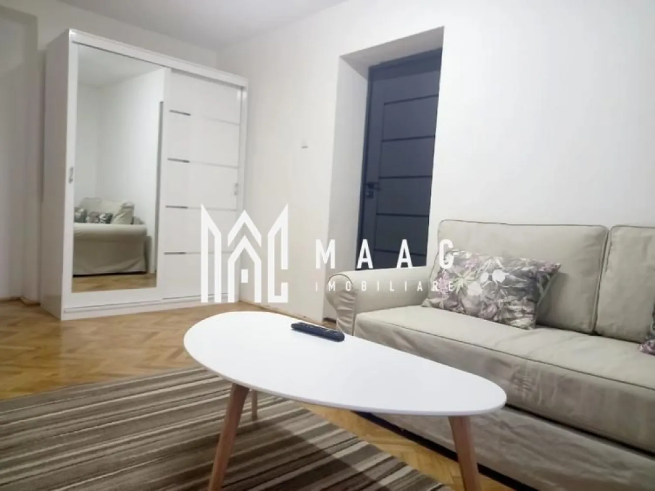 Apartament 2 camere | 47 MPU | Oportunitate Investiție | Ultracentral - MAAC Imobiliare vă propune spre vânzare o oportunitate rară de investiție, reprezentată de un apartament cu 2 camere situat în centrul istoric al Sibiului, în zona Piața Mare, una dintre cele mai apreciate și căutate locații din oraș. Proprietatea este amplasată la etajul 1 al unui imobil de tip casă/vilă bine întreținut și îmbină farmecul arhitecturii clasice cu finisajele moderne, fiind ideală atât pentru locuit, cât și pentru exploatare în regim hotelier datorită poziționării ultra-centrale.

Apartamentul are o suprafață utilă de 47 mp și beneficiază de compartimentare decomandată, oferind un grad ridicat de confort, funcționalitate și intimitate. Interiorul este finisat modern și se vinde complet mobilat și utilat, fiind pregătit pentru mutare imediată sau pentru introducerea rapidă în circuitul turistic.

Compartimentarea proprietății este realizată astfel:
-living spațios
-dormitor modern
-bucătărie
-baie dotată cu duș
-magazie utilă pentru depozitare

Poziționarea excelentă în zona zero a orașului oferă acces pietonal rapid către cele mai importante atracții și puncte de interes din Sibiu:
-Turnul Sfatului
-Muzeul Național Brukenthal
-restaurante apreciate
-cafenele cochete
-instituții publice
-zone pietonale
-mijloace de transport

Datorită amplasării strategice în Piața Mare, această proprietate reprezintă o alegere excelentă pentru investiție imobiliară în Sibiu, fiind extrem de atractivă pentru turiști și rezidenți deopotrivă. Apartamentul cu 2 camere beneficiază de toate avantajele unei locații centrale, într-o zonă cu valoare istorică și potențial ridicat de rentabilitate pe termen lung.

Pentru mai multe detalii sau pentru programarea unei vizionări, vă rugăm să ne contactați telefonic și să specificați CP3085664.