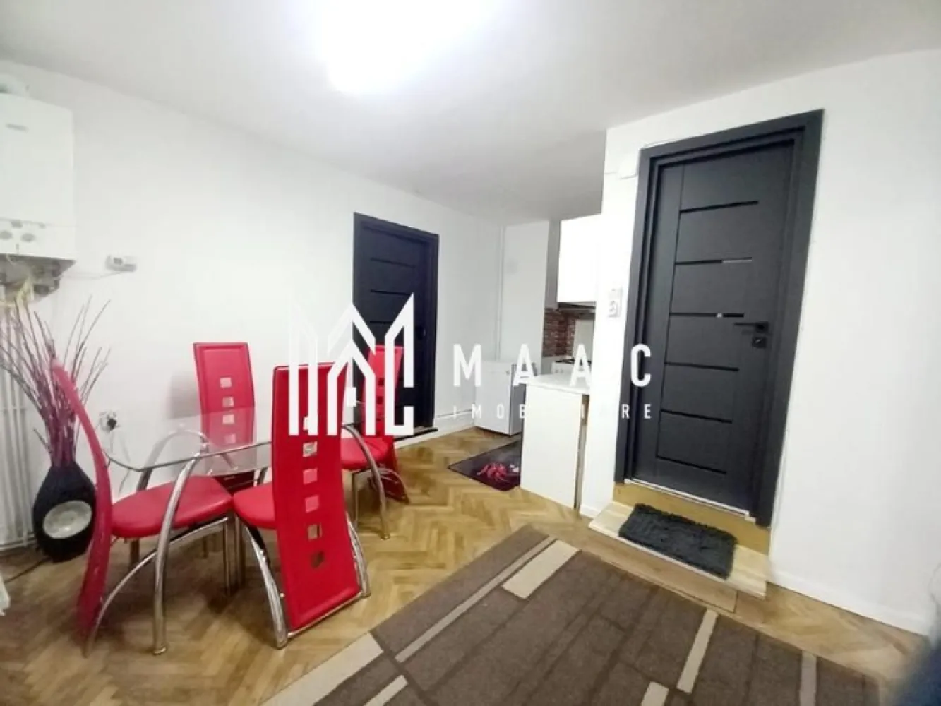 Apartament 2 camere | 47 MPU | Oportunitate Investiție | Ultracentral - MAAC Imobiliare vă propune spre vânzare o oportunitate rară de investiție, reprezentată de un apartament cu 2 camere situat în centrul istoric al Sibiului, în zona Piața Mare, una dintre cele mai apreciate și căutate locații din oraș. Proprietatea este amplasată la etajul 1 al unui imobil de tip casă/vilă bine întreținut și îmbină farmecul arhitecturii clasice cu finisajele moderne, fiind ideală atât pentru locuit, cât și pentru exploatare în regim hotelier datorită poziționării ultra-centrale.

Apartamentul are o suprafață utilă de 47 mp și beneficiază de compartimentare decomandată, oferind un grad ridicat de confort, funcționalitate și intimitate. Interiorul este finisat modern și se vinde complet mobilat și utilat, fiind pregătit pentru mutare imediată sau pentru introducerea rapidă în circuitul turistic.

Compartimentarea proprietății este realizată astfel:
-living spațios
-dormitor modern
-bucătărie
-baie dotată cu duș
-magazie utilă pentru depozitare

Poziționarea excelentă în zona zero a orașului oferă acces pietonal rapid către cele mai importante atracții și puncte de interes din Sibiu:
-Turnul Sfatului
-Muzeul Național Brukenthal
-restaurante apreciate
-cafenele cochete
-instituții publice
-zone pietonale
-mijloace de transport

Datorită amplasării strategice în Piața Mare, această proprietate reprezintă o alegere excelentă pentru investiție imobiliară în Sibiu, fiind extrem de atractivă pentru turiști și rezidenți deopotrivă. Apartamentul cu 2 camere beneficiază de toate avantajele unei locații centrale, într-o zonă cu valoare istorică și potențial ridicat de rentabilitate pe termen lung.

Pentru mai multe detalii sau pentru programarea unei vizionări, vă rugăm să ne contactați telefonic și să specificați CP3085664.