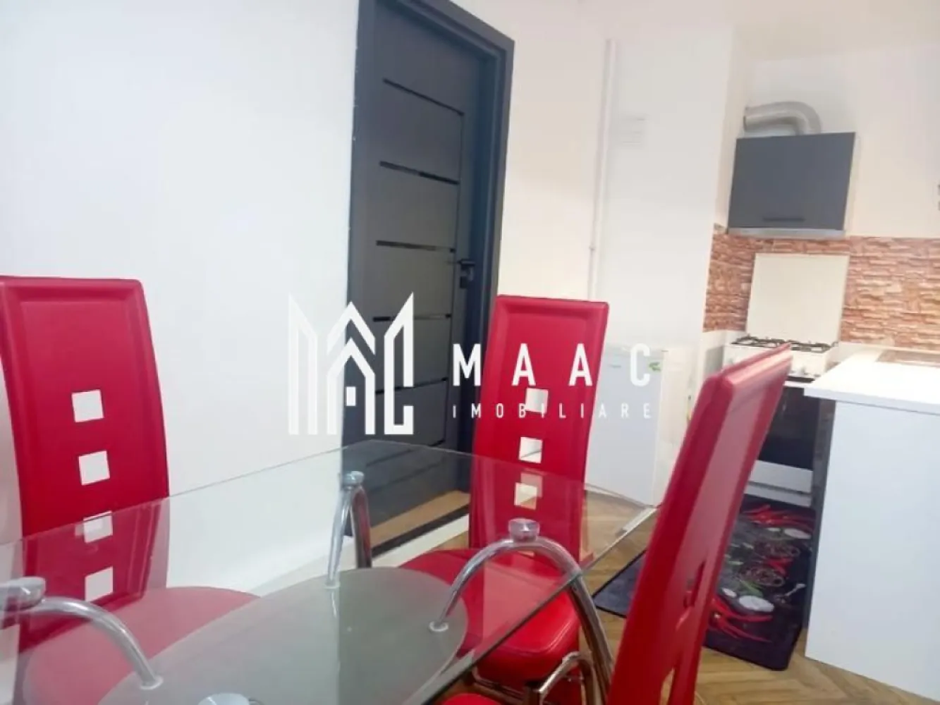 Apartament 2 camere | 47 MPU | Oportunitate Investiție | Ultracentral - MAAC Imobiliare vă propune spre vânzare o oportunitate rară de investiție, reprezentată de un apartament cu 2 camere situat în centrul istoric al Sibiului, în zona Piața Mare, una dintre cele mai apreciate și căutate locații din oraș. Proprietatea este amplasată la etajul 1 al unui imobil de tip casă/vilă bine întreținut și îmbină farmecul arhitecturii clasice cu finisajele moderne, fiind ideală atât pentru locuit, cât și pentru exploatare în regim hotelier datorită poziționării ultra-centrale.

Apartamentul are o suprafață utilă de 47 mp și beneficiază de compartimentare decomandată, oferind un grad ridicat de confort, funcționalitate și intimitate. Interiorul este finisat modern și se vinde complet mobilat și utilat, fiind pregătit pentru mutare imediată sau pentru introducerea rapidă în circuitul turistic.

Compartimentarea proprietății este realizată astfel:
-living spațios
-dormitor modern
-bucătărie
-baie dotată cu duș
-magazie utilă pentru depozitare

Poziționarea excelentă în zona zero a orașului oferă acces pietonal rapid către cele mai importante atracții și puncte de interes din Sibiu:
-Turnul Sfatului
-Muzeul Național Brukenthal
-restaurante apreciate
-cafenele cochete
-instituții publice
-zone pietonale
-mijloace de transport

Datorită amplasării strategice în Piața Mare, această proprietate reprezintă o alegere excelentă pentru investiție imobiliară în Sibiu, fiind extrem de atractivă pentru turiști și rezidenți deopotrivă. Apartamentul cu 2 camere beneficiază de toate avantajele unei locații centrale, într-o zonă cu valoare istorică și potențial ridicat de rentabilitate pe termen lung.

Pentru mai multe detalii sau pentru programarea unei vizionări, vă rugăm să ne contactați telefonic și să specificați CP3085664.
