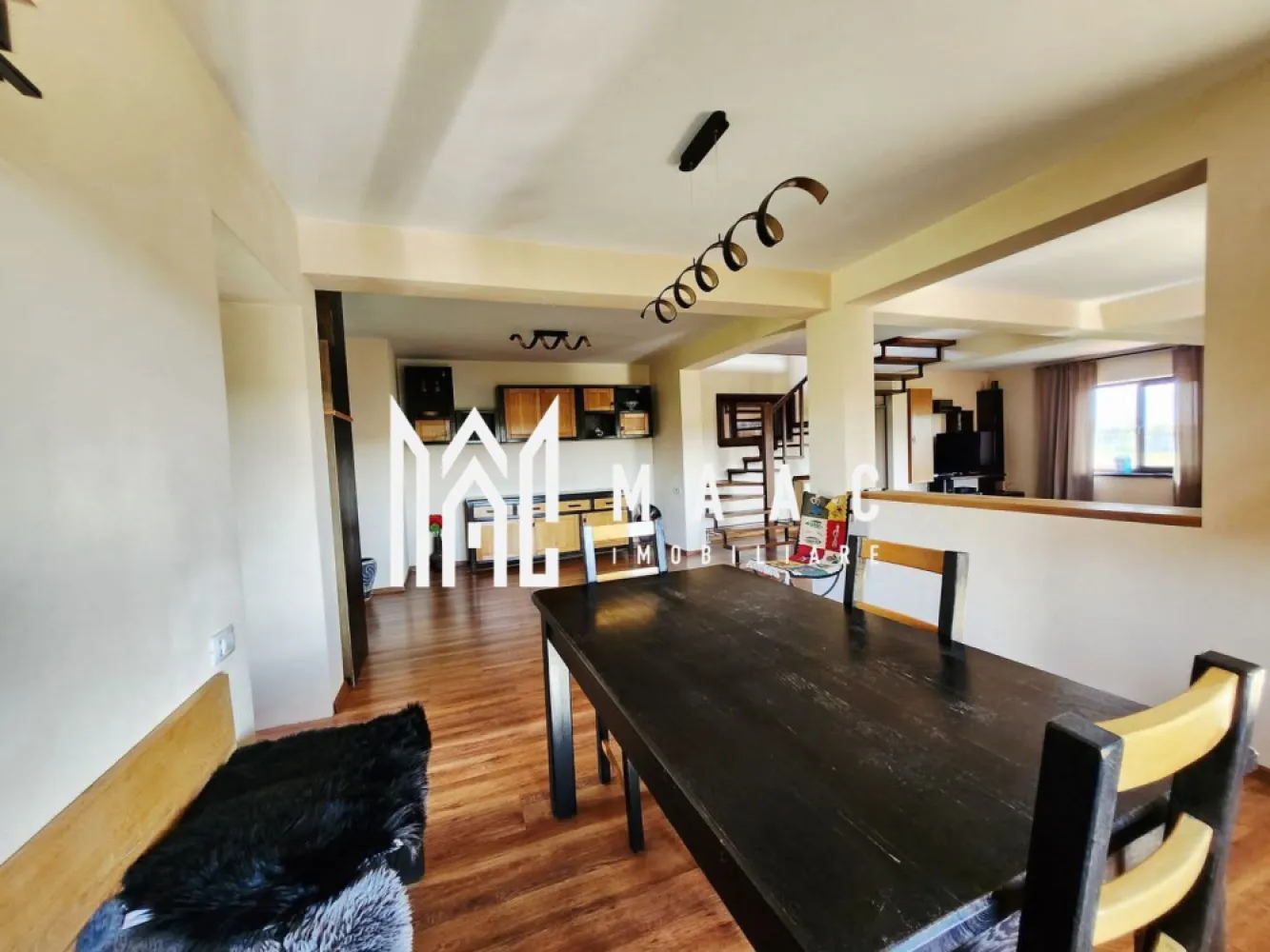 Vilă 7 Camere | 256 MPU | 2000 MP Teren Terasat | Tocile