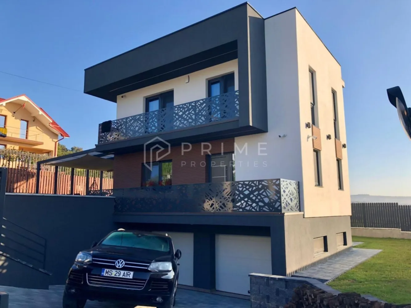 VILĂ PREMIUM ÎN CARTIERUL TUDOR - Vă propunem spre vânzare o reședință deosebită situată într-una dintre cele mai bine cotate zone ale orașului Târgu Mureș. Proprietatea se află pe strada Sfântul Ștefan, o locație care îmbină liniștea oferită de proximitatea pădurii cu accesul facil la infrastructura urbană: stații de autobuz, unități comerciale (Kaufland, Lidl), piață, bănci și magazine.

Specificații principale:
Suprafață teren: 551 mp
Suprafață construită: 244 mp
Regim de înălțime: Demisol + Parter + Etaj
An construcție: 2021

Configurație și compartimentare:
Demisol: Două garaje, cameră tehnică și casa scării.
Parter: Living spațios cu bucătărie open space, zonă de luat masa, baie și hol.
Etaj: Trei dormitoare (dintre care unul cu dressing), baie și hol.
Terasă: Zonă exterioară acoperită, dotată cu grătar din cărămidă klinker, rotisor, sobă pentru ceaun, chiuvetă și frigider.

Calitatea construcției și dotări:
Casa a fost realizată cu materiale de înaltă calitate și amenajată sub îndrumarea unui designer de interior. Eficiența energetică este prioritară, locuința fiind izolată cu vată bazaltică și echipată cu geamuri termopan Salamander (profil de 82 mm, 3 sticle), încadrându-se în standardele de casă pasivă pentru costuri reduse de întreținere.

Încălzire: Sistem de încălzire în pardoseală în toată casa, calorifere în garaje, centrală termică pe gaz și șemineu pe lemne marca Hoxter.
Energie: Instalație cu panouri fotovoltaice de 8kw.
Finisaje: Parchet din lemn stratificat special pentru încălzire în pardoseală, gresie tip marmură (plăci 120x60) în băi.
Securitate și Automatizare: Sistem de alarmă, supraveghere video, interfon. Porțile și ușile garajelor pot fi acționate atât din telecomandă, cât și prin aplicație mobilă.

Proprietatea se vinde complet mobilată și utilată. Strada pe care se află imobilul este în curs de asfaltare. Se acceptă și anumite schimburi imobiliare însoțite de diferență.

Promisiunea Prime Properties:
Vă oferim siguranță, transparență și servicii impecabile pe tot parcursul drumului către casa ideală. Dacă această proprietate nu corespunde nevoilor dumneavoastră, lăsați-ne să găsim alternativa potrivită stilului dumneavoastră de viață.

Pentru detalii suplimentare și vizionări, vă rugăm să ne contactați.