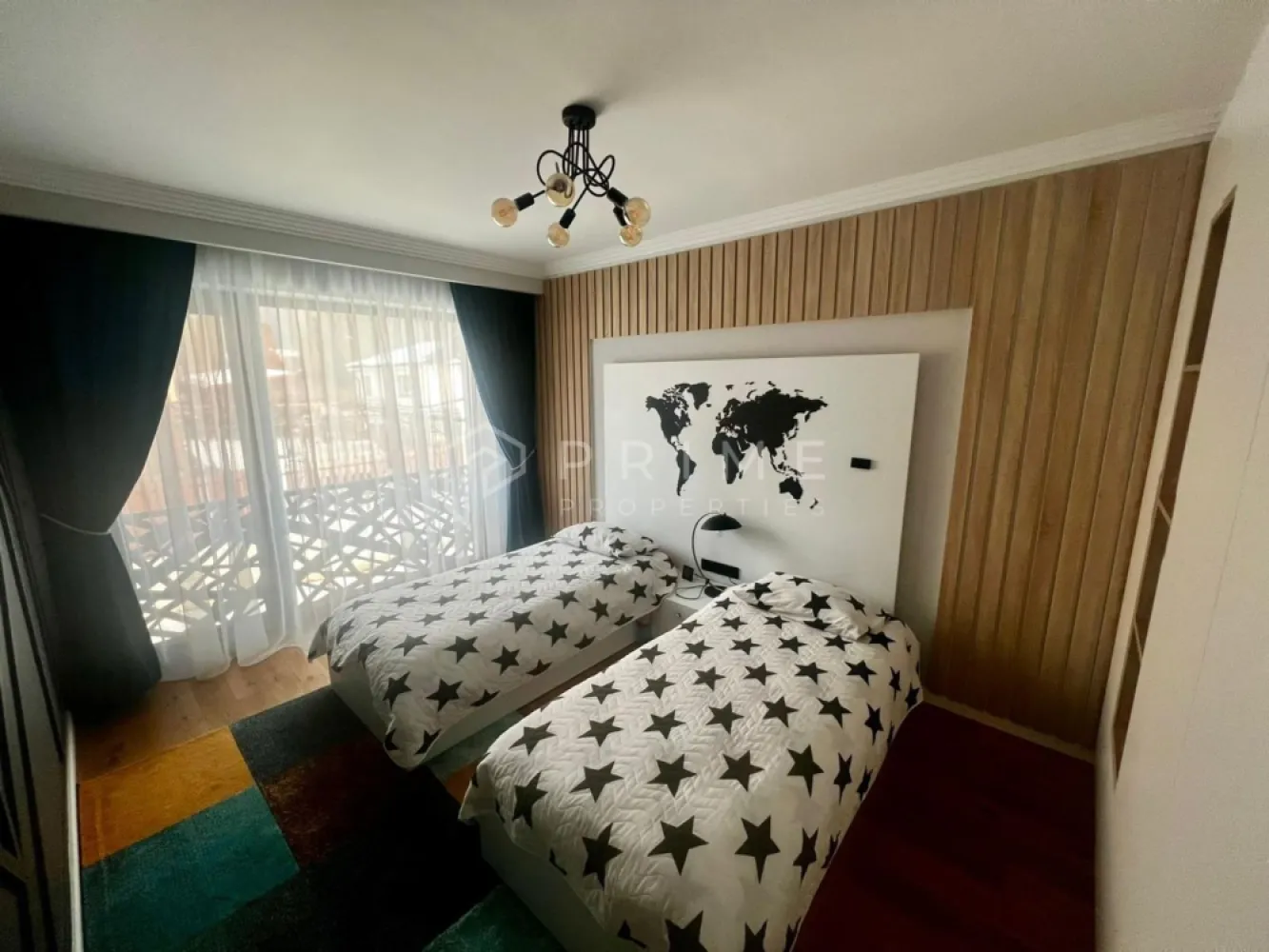 VILĂ PREMIUM ÎN CARTIERUL TUDOR - Vă propunem spre vânzare o reședință deosebită situată într-una dintre cele mai bine cotate zone ale orașului Târgu Mureș. Proprietatea se află pe strada Sfântul Ștefan, o locație care îmbină liniștea oferită de proximitatea pădurii cu accesul facil la infrastructura urbană: stații de autobuz, unități comerciale (Kaufland, Lidl), piață, bănci și magazine.

Specificații principale:
Suprafață teren: 551 mp
Suprafață construită: 244 mp
Regim de înălțime: Demisol + Parter + Etaj
An construcție: 2021

Configurație și compartimentare:
Demisol: Două garaje, cameră tehnică și casa scării.
Parter: Living spațios cu bucătărie open space, zonă de luat masa, baie și hol.
Etaj: Trei dormitoare (dintre care unul cu dressing), baie și hol.
Terasă: Zonă exterioară acoperită, dotată cu grătar din cărămidă klinker, rotisor, sobă pentru ceaun, chiuvetă și frigider.

Calitatea construcției și dotări:
Casa a fost realizată cu materiale de înaltă calitate și amenajată sub îndrumarea unui designer de interior. Eficiența energetică este prioritară, locuința fiind izolată cu vată bazaltică și echipată cu geamuri termopan Salamander (profil de 82 mm, 3 sticle), încadrându-se în standardele de casă pasivă pentru costuri reduse de întreținere.

Încălzire: Sistem de încălzire în pardoseală în toată casa, calorifere în garaje, centrală termică pe gaz și șemineu pe lemne marca Hoxter.
Energie: Instalație cu panouri fotovoltaice de 8kw.
Finisaje: Parchet din lemn stratificat special pentru încălzire în pardoseală, gresie tip marmură (plăci 120x60) în băi.
Securitate și Automatizare: Sistem de alarmă, supraveghere video, interfon. Porțile și ușile garajelor pot fi acționate atât din telecomandă, cât și prin aplicație mobilă.

Proprietatea se vinde complet mobilată și utilată. Strada pe care se află imobilul este în curs de asfaltare. Se acceptă și anumite schimburi imobiliare însoțite de diferență.

Promisiunea Prime Properties:
Vă oferim siguranță, transparență și servicii impecabile pe tot parcursul drumului către casa ideală. Dacă această proprietate nu corespunde nevoilor dumneavoastră, lăsați-ne să găsim alternativa potrivită stilului dumneavoastră de viață.

Pentru detalii suplimentare și vizionări, vă rugăm să ne contactați.