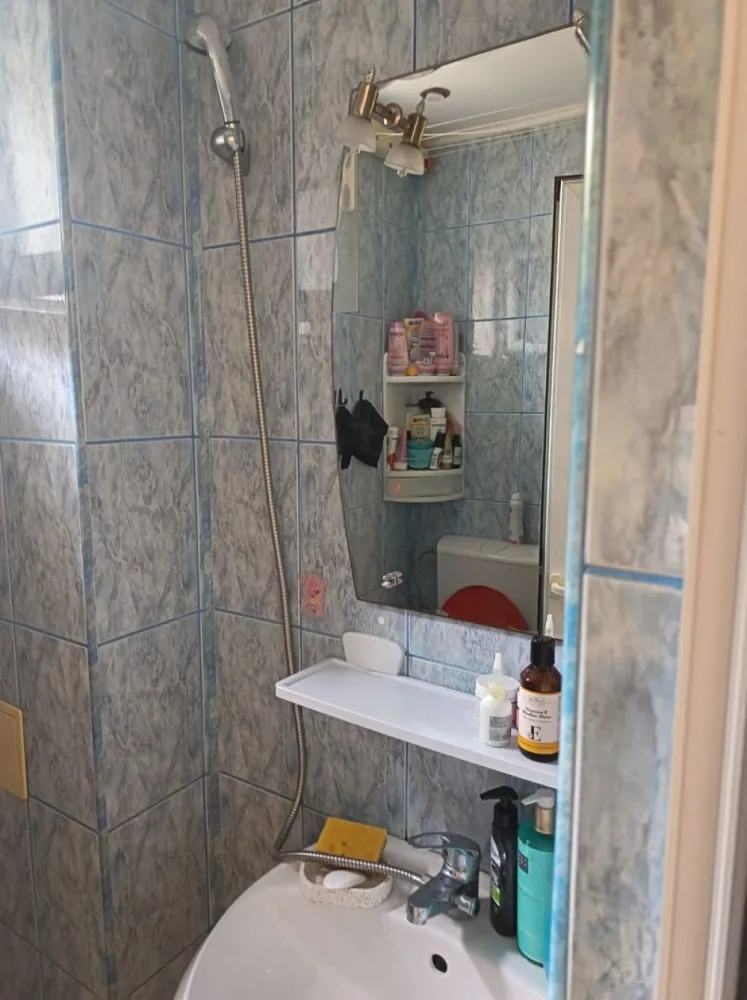 De vanzare apartament 3 camere – Micro 40 – Parter cu gradina, 58.000 euro - Se oferă spre vânzare apartament cu 3 camere, situat în cartierul Micro 40, la parterul unui bloc foarte curat și bine întreținut.
Locuința are o suprafață de 48 mp și dispune de finisaje moderne, fiind ideală atât pentru locuit, cât și pentru investiție.
Apartamentul beneficiază de:
-centrală termică proprie și gaz;
- apă rece trasă separat;
- două uși metalice: una la intrare și una către grădină;
- izolatie la subsol cu polistiren de 10 cm
- izolatie la exterior cu polistiren de 5 cm
- grădină frumos amenajată;
- extindere realizată cu autorizație de construire.
Scara blocului este foarte curată, liniștită și bine administrată.
Preț: 58.000 Euro
Pentru mai multe detalii sau vizionare, sunați la: 0741.030.291 Marilena - broker imobiliar Mag Invest