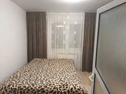 De vanzare apartament 3 camere – Micro 40 – Parter cu gradina, 58.000 euro
