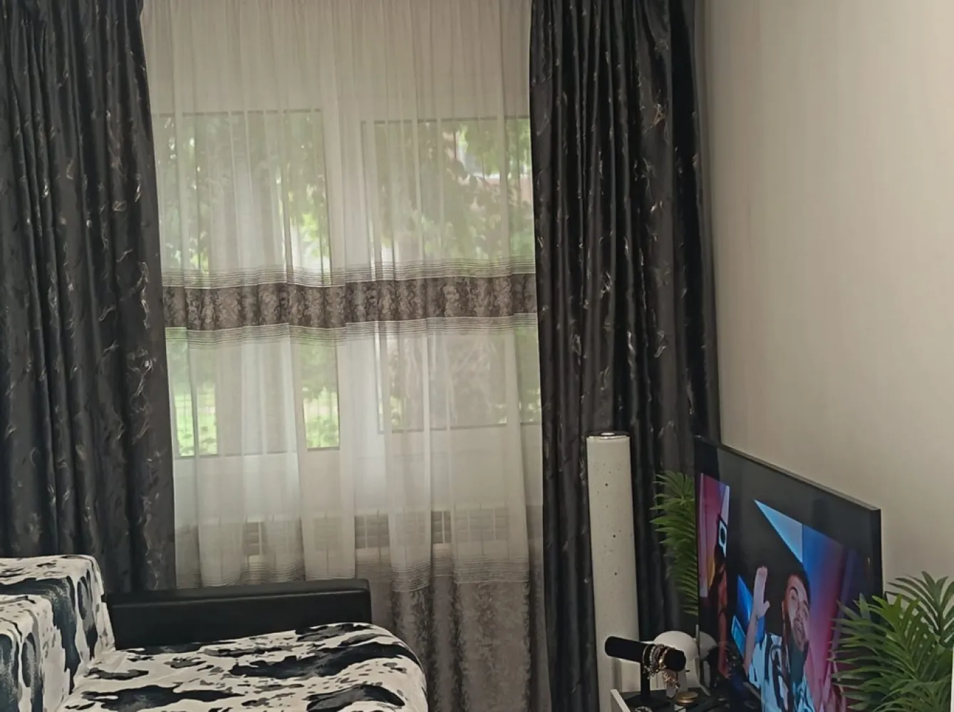 De vanzare apartament 3 camere – Micro 40 – Parter cu gradina, 58.000 euro - Se oferă spre vânzare apartament cu 3 camere, situat în cartierul Micro 40, la parterul unui bloc foarte curat și bine întreținut.
Locuința are o suprafață de 48 mp și dispune de finisaje moderne, fiind ideală atât pentru locuit, cât și pentru investiție.
Apartamentul beneficiază de:
-centrală termică proprie și gaz;
- apă rece trasă separat;
- două uși metalice: una la intrare și una către grădină;
- izolatie la subsol cu polistiren de 10 cm
- izolatie la exterior cu polistiren de 5 cm
- grădină frumos amenajată;
- extindere realizată cu autorizație de construire.
Scara blocului este foarte curată, liniștită și bine administrată.
Preț: 58.000 Euro
Pentru mai multe detalii sau vizionare, sunați la: 0741.030.291 Marilena - broker imobiliar Mag Invest