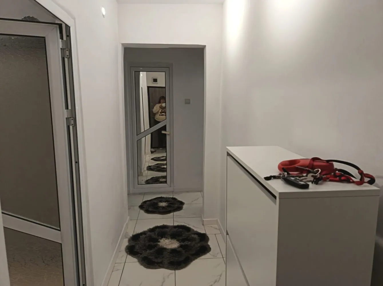 De vanzare apartament 3 camere – Micro 40 – Parter cu gradina, 58.000 euro - Se oferă spre vânzare apartament cu 3 camere, situat în cartierul Micro 40, la parterul unui bloc foarte curat și bine întreținut.
Locuința are o suprafață de 48 mp și dispune de finisaje moderne, fiind ideală atât pentru locuit, cât și pentru investiție.
Apartamentul beneficiază de:
-centrală termică proprie și gaz;
- apă rece trasă separat;
- două uși metalice: una la intrare și una către grădină;
- izolatie la subsol cu polistiren de 10 cm
- izolatie la exterior cu polistiren de 5 cm
- grădină frumos amenajată;
- extindere realizată cu autorizație de construire.
Scara blocului este foarte curată, liniștită și bine administrată.
Preț: 58.000 Euro
Pentru mai multe detalii sau vizionare, sunați la: 0741.030.291 Marilena - broker imobiliar Mag Invest
