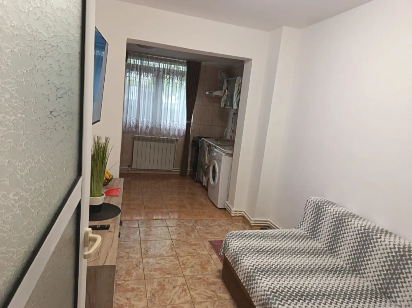 De vanzare apartament 3 camere – Micro 40 – Parter cu gradina, 58.000 euro - Se oferă spre vânzare apartament cu 3 camere, situat în cartierul Micro 40, la parterul unui bloc foarte curat și bine întreținut.
Locuința are o suprafață de 48 mp și dispune de finisaje moderne, fiind ideală atât pentru locuit, cât și pentru investiție.
Apartamentul beneficiază de:
-centrală termică proprie și gaz;
- apă rece trasă separat;
- două uși metalice: una la intrare și una către grădină;
- izolatie la subsol cu polistiren de 10 cm
- izolatie la exterior cu polistiren de 5 cm
- grădină frumos amenajată;
- extindere realizată cu autorizație de construire.
Scara blocului este foarte curată, liniștită și bine administrată.
Preț: 58.000 Euro
Pentru mai multe detalii sau vizionare, sunați la: 0741.030.291 Marilena - broker imobiliar Mag Invest
