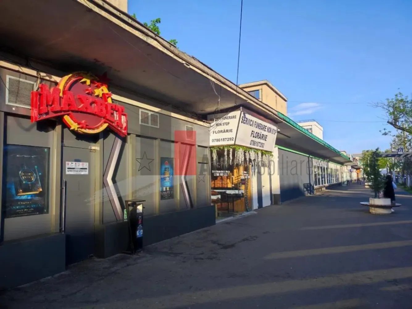 Spatiu comercial de inchiriat in zona Giulesti - Spațiu Comercial De Închiriat – Bulevardul Giulești – Vitrină Stradală 10 Ml – Ideal Retail, Showroom, Horeca Sau Servicii

Se Oferă Spre Închiriere Spațiu Comercial Amplasat Excelent Pe Bulevardul Giulești, Într-O Zonă Cu Trafic Pietonal Intens Și Vizibilitate Foarte Bună, Poziționat La Intrarea În Giulești, În Cadrul Unui Complex Comercial Cunoscut Încă Din Perioada Anilor ’80 Ca Punct Agroalimentar Și Zonă Comercială De Referință.

Spațiul Beneficiază De Deschidere Directă Către Bulevard Și Vitrină Generoasă De Aproximativ 10 Metri Liniari, Oferind Expunere Excelentă Pentru Orice Tip De Activitate Comercială.

Compartimentarea Este Practică Și Eficientă:

Cameră Principală Mare, Tip Open-Space
Încăperi Suplimentare Pentru Birou, Depozitare Sau Activități Auxiliare
Hol
Grup Sanitar Propriu

Spațiul Dispune De:

Curent Trifazic
Utilități Complete
Acces Facil Pentru Aprovizionare
Posibilitate Desfășurare Activitate Horeca

Datorită Poziționării Stradale, Trotuarului Larg Și Fluxului Constant De Persoane, Proprietatea Este Ideală Pentru:

Magazin Alimentar Sau Specializat
Showroom
Farmacie
Cafenea / Bistro / Fast-Food
Salon
Agenție
Servicii Comerciale
Activități Horeca Sau Retail

În Zonă Există Locuri De Parcare, Iar Accesul Este Facil Atât Pietonal, Cât Și Auto.

Spațiul Oferă Toate Condițiile Necesare Desfășurării Unei Activități Comerciale Într-O Zonă Consacrată, Cu Vad Format Și Expunere Excelentă.

Se percepe o chirie + o garantie

Pentru Detalii Suplimentare Și Programarea Unei Vizionări, Vă Stăm La Dispoziție.