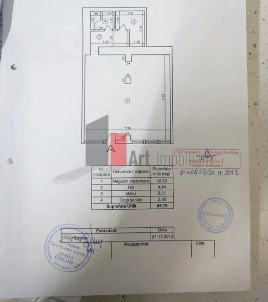 Spatiu comercial de inchiriat in zona Giulesti - Spațiu Comercial De Închiriat – Bulevardul Giulești – Vitrină Stradală 10 Ml – Ideal Retail, Showroom, Horeca Sau Servicii

Se Oferă Spre Închiriere Spațiu Comercial Amplasat Excelent Pe Bulevardul Giulești, Într-O Zonă Cu Trafic Pietonal Intens Și Vizibilitate Foarte Bună, Poziționat La Intrarea În Giulești, În Cadrul Unui Complex Comercial Cunoscut Încă Din Perioada Anilor ’80 Ca Punct Agroalimentar Și Zonă Comercială De Referință.

Spațiul Beneficiază De Deschidere Directă Către Bulevard Și Vitrină Generoasă De Aproximativ 10 Metri Liniari, Oferind Expunere Excelentă Pentru Orice Tip De Activitate Comercială.

Compartimentarea Este Practică Și Eficientă:

Cameră Principală Mare, Tip Open-Space
Încăperi Suplimentare Pentru Birou, Depozitare Sau Activități Auxiliare
Hol
Grup Sanitar Propriu

Spațiul Dispune De:

Curent Trifazic
Utilități Complete
Acces Facil Pentru Aprovizionare
Posibilitate Desfășurare Activitate Horeca

Datorită Poziționării Stradale, Trotuarului Larg Și Fluxului Constant De Persoane, Proprietatea Este Ideală Pentru:

Magazin Alimentar Sau Specializat
Showroom
Farmacie
Cafenea / Bistro / Fast-Food
Salon
Agenție
Servicii Comerciale
Activități Horeca Sau Retail

În Zonă Există Locuri De Parcare, Iar Accesul Este Facil Atât Pietonal, Cât Și Auto.

Spațiul Oferă Toate Condițiile Necesare Desfășurării Unei Activități Comerciale Într-O Zonă Consacrată, Cu Vad Format Și Expunere Excelentă.

Se percepe o chirie + o garantie

Pentru Detalii Suplimentare Și Programarea Unei Vizionări, Vă Stăm La Dispoziție.