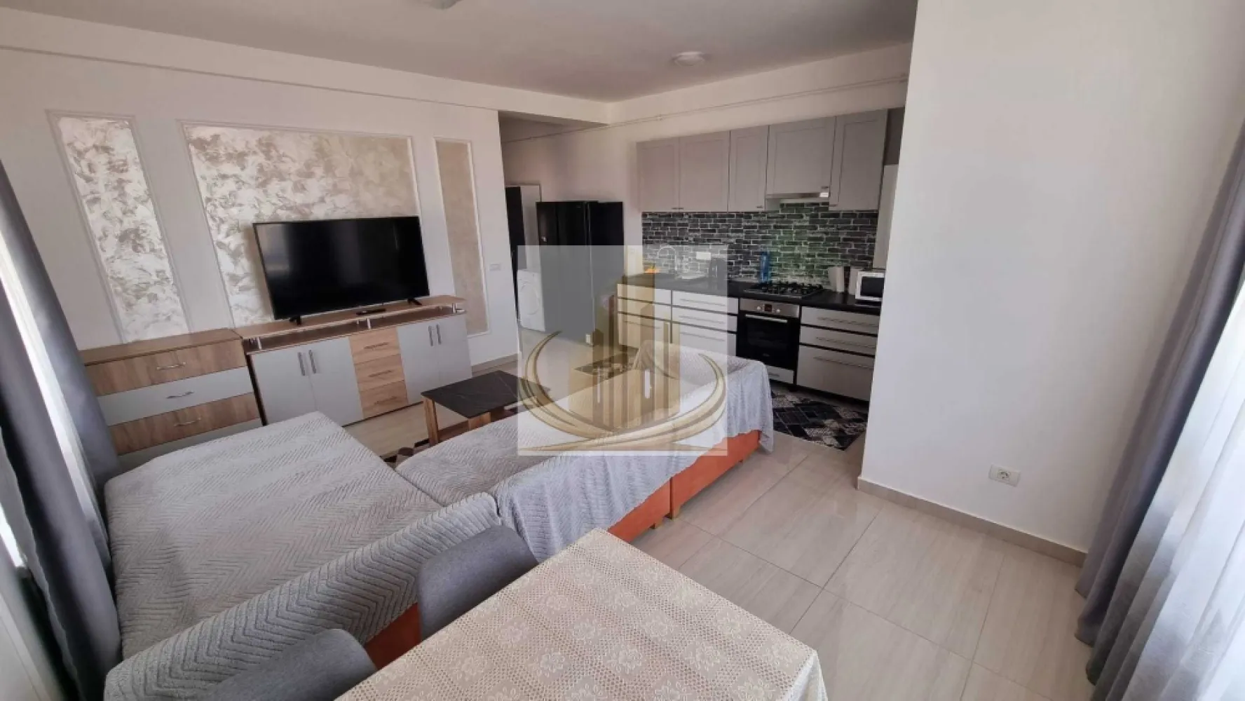 2 Cam | Etaj 2 | Mobilat | Dumbrăvița – Zona Cora | Ideal Investitie - Grand Mobilis Imobiliare vă propune spre vânzare un apartament modern cu 2 camere, semi-decomandat, situat în Dumbrăvița, zona Cora – Bulevardul Petre Țuțea, într-un imobil construit în anul 2019, cu regim de înălțime P+2E.

Apartamentul se remarcă prin compartimentarea eficientă, amenajarea modernă și poziționarea excelentă, fiind situat într-o zonă liniștită și modernă, dar foarte bine conectată cu orașul și principalele puncte de interes.

📐 Detalii proprietate:
Suprafață utilă: 55 mp
Etaj: 2 din 2
Loc de parcare inclus
Blucul este cu acoperis si pod
Bloc nou – construcție 2019
🏡 Compartimentare:
Hol de acces
Living luminos cu bucătărie open-space
Dormitor spațios
Baie
Balcon
🏢 Dotări & beneficii:
Încălzire în pardoseală prin centrală proprie
Sistem de climatizare (A.C.)
Se vinde complet mobilat și utilat
Locuință gata de mutare
Costuri reduse de întreținere
📍 Locație – unul dintre marile avantaje:

Proprietatea este situată într-o zonă foarte apreciată din Dumbrăvița, modernă și liniștită, cu acces rapid către oraș și principalele artere.

În imediata apropiere regăsim:

mijloace de transport în comun
supermarketuri
restaurante și cafenele
farmacii
grădiniță și after-school
școli și alte puncte de interes

👉 Acces facil către:

Calea Aradului
centura ocolitoare
Iulius Town
principalele puncte de interes ale orașului
💼 Ideal pentru:

✔️ O familie care își dorește confort și liniște, având în proximitate grădinițe, școli, after-school și mijloace de transport în comun
✔️ Investiție excelentă, datorită poziționării foarte bune și randamentului ridicat de închiriere din zonă

Pentru mai multe detalii sau programarea unei vizionari, echipa Grand Moibilis Imobiliare va sta la dispozitie!
ID Intern: CP3088016
