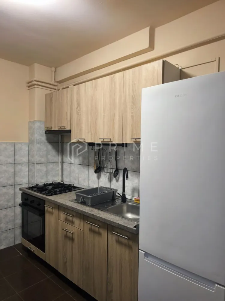 Apartament 2 camere | Mobilat, utilat | Libertății - Vă propunem spre închiriere un apartament cochet, situat într-o zonă liniștită și apreciată din Târgu Mureș, cartierul Bălcescu.

Locuința este semidecomandată și se prezintă într-o stare foarte bună, fiind curată, mobilată și complet utilată, ideală pentru o persoană sau un cuplu.

Compartimentare:
Dormitor
Living
Bucătărie
Baie

Dotări și facilități:
Geamuri termopan
Centrală termică proprie
Racordat la cablu și internet

Apartamentul este disponibil și se închiriază pe termen lung.

Preț: 400 €/lună + garanție 1 lună.

La Prime Properties, fiecare tranzacție înseamnă mai mult decât o simplă achiziție – este un proces complet, în care colaborăm cu cei mai buni profesioniști: notari, avocați, designeri, arhitecți, evaluatori, specialiști în certificate energetice, consultanți de credite imobiliare.
Astfel, atunci când alegi o proprietate prin noi, primești la pachet și siguranță, transparență și servicii impecabile pe tot parcursul drumului tău către casa ideală.

Ne dedicăm 100% fiecărui client, iar asta se reflectă în rezultate și în încrederea pe care o primim înapoi prin recomandările lor.
Proprietatea aceasta nu se potrivește exact nevoilor tale?

Lasă-ne să îți găsim alternativa potrivită. Agentul nostru îți va oferi soluții avantajoase și adaptate stilului tău de viață.
📞 Contactează-ne astăzi. Până acum nu am dezamăgit niciun client – și nu vom începe cu tine.