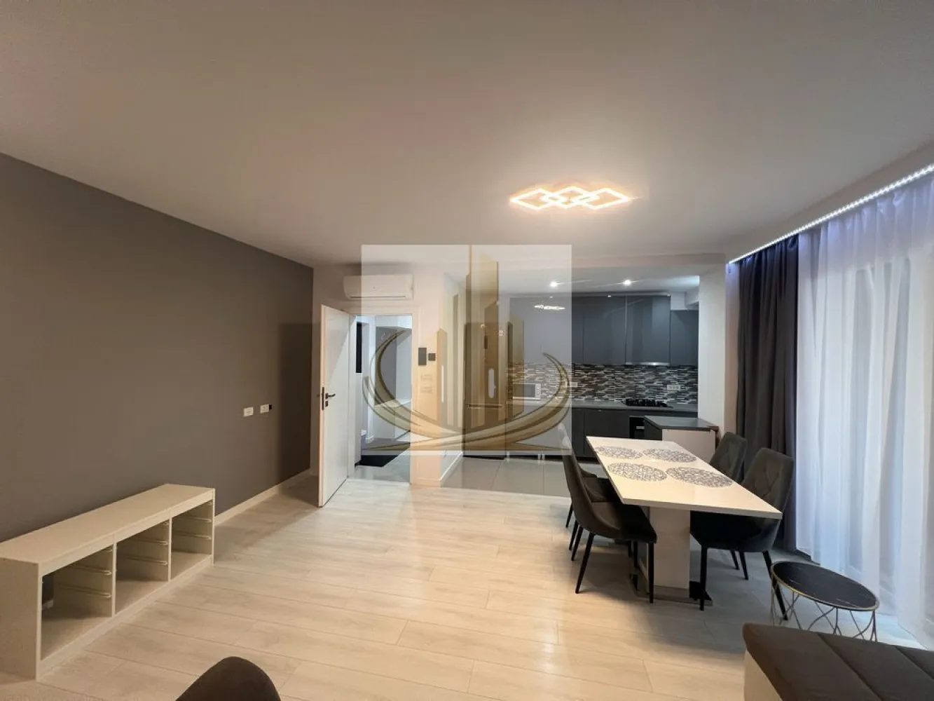 Ap 2 Camere | Parcare Subterană | Iris | Finisaje premium | Investitie - Grand Mobilis Imobiliare vă propune spre vânzare un apartament deosebit cu 2 camere, situat în prestigiosul ansamblu rezidențial Iris Armoniei, unul dintre cele mai apreciate complexe rezidențiale noi din zonă.

Apartamentul are o suprafață utilă de 57.45 mp, la care se adaugă un balcon generos de 7 mp, și beneficiază de loc de parcare subteran complet acoperit, inclus în preț.

Situat la etajul 6 din 11, într-un imobil modern prevăzut cu 2 lifturi KONE, proprietatea se remarcă prin finisajele premium și atenția la detalii.

👉 Apartamentul a fost amenajat la standarde superioare față de celelalte apartamente din complex, proprietarul alegând materiale și finisaje mai moderne și mai calitative decât cele propuse inițial de dezvoltator.

📐 Compartimentare:
Hol de acces
Living luminos
Bucătărie
Dormitor spațios
Dressing
Baie
Balcon generos
🏢 Dotări & finisaje:
Centrală proprie în condensare Vaillant
Încălzire în pardoseală TECE
Aer condiționat 12.000 BTU
Termostate touchscreen în fiecare cameră
Uși premium Porta Doors
Aparataj electric Gewiss
Videointerfon
Tencuieli decorative San Marco
Benzi LED încastrate
Parchet și finisaje premium
Spațiu de depozitare pe balcon cu rulou electric

✔️ Apartamentul se vinde complet mobilat și utilat, exact ca în fotografii.

🌿 Despre complex:

Ansamblul Iris Armoniei beneficiază de:

spații verzi și locuri de joacă
acces securizat
Profi, cabinete medicale, salon și alte spații comerciale chiar în complex
📍 Poziție excelentă:

Situat într-o zonă modernă și foarte bine conectată, cu acces facil către:

magazine și centre comerciale
restaurante și cafenele
școli și grădinițe
mijloace de transport
principalele artere ale orașului
💼 Ideal pentru:

✔️ Locuință premium pentru un cuplu sau o familie
✔️ Investiție excelentă, datorită poziției foarte bune și randamentului ridicat de închiriere din zonă
✔️ Proprietate ideală atât pentru locuit, cât și pentru închiriere pe termen lung, într-o zonă cu cerere ridicată

💰 Preț: 145.000 Euro – negociabil
✔️ Se acceptă și credit bancar.

📞 Pentru mai multe informații și programarea unei vizionări, echipa Grand Mobilis Imobiliare vă stă la dispoziție!
ID Intern: CP3088242
