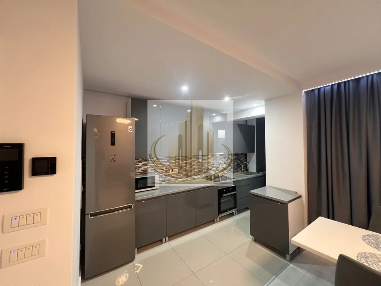 Ap 2 Camere | Parcare Subterană | Iris | Finisaje premium | Investitie - Grand Mobilis Imobiliare vă propune spre vânzare un apartament deosebit cu 2 camere, situat în prestigiosul ansamblu rezidențial Iris Armoniei, unul dintre cele mai apreciate complexe rezidențiale noi din zonă.

Apartamentul are o suprafață utilă de 57.45 mp, la care se adaugă un balcon generos de 7 mp, și beneficiază de loc de parcare subteran complet acoperit, inclus în preț.

Situat la etajul 6 din 11, într-un imobil modern prevăzut cu 2 lifturi KONE, proprietatea se remarcă prin finisajele premium și atenția la detalii.

👉 Apartamentul a fost amenajat la standarde superioare față de celelalte apartamente din complex, proprietarul alegând materiale și finisaje mai moderne și mai calitative decât cele propuse inițial de dezvoltator.

📐 Compartimentare:
Hol de acces
Living luminos
Bucătărie
Dormitor spațios
Dressing
Baie
Balcon generos
🏢 Dotări & finisaje:
Centrală proprie în condensare Vaillant
Încălzire în pardoseală TECE
Aer condiționat 12.000 BTU
Termostate touchscreen în fiecare cameră
Uși premium Porta Doors
Aparataj electric Gewiss
Videointerfon
Tencuieli decorative San Marco
Benzi LED încastrate
Parchet și finisaje premium
Spațiu de depozitare pe balcon cu rulou electric

✔️ Apartamentul se vinde complet mobilat și utilat, exact ca în fotografii.

🌿 Despre complex:

Ansamblul Iris Armoniei beneficiază de:

spații verzi și locuri de joacă
acces securizat
Profi, cabinete medicale, salon și alte spații comerciale chiar în complex
📍 Poziție excelentă:

Situat într-o zonă modernă și foarte bine conectată, cu acces facil către:

magazine și centre comerciale
restaurante și cafenele
școli și grădinițe
mijloace de transport
principalele artere ale orașului
💼 Ideal pentru:

✔️ Locuință premium pentru un cuplu sau o familie
✔️ Investiție excelentă, datorită poziției foarte bune și randamentului ridicat de închiriere din zonă
✔️ Proprietate ideală atât pentru locuit, cât și pentru închiriere pe termen lung, într-o zonă cu cerere ridicată

💰 Preț: 145.000 Euro – negociabil
✔️ Se acceptă și credit bancar.

📞 Pentru mai multe informații și programarea unei vizionări, echipa Grand Mobilis Imobiliare vă stă la dispoziție!
ID Intern: CP3088242