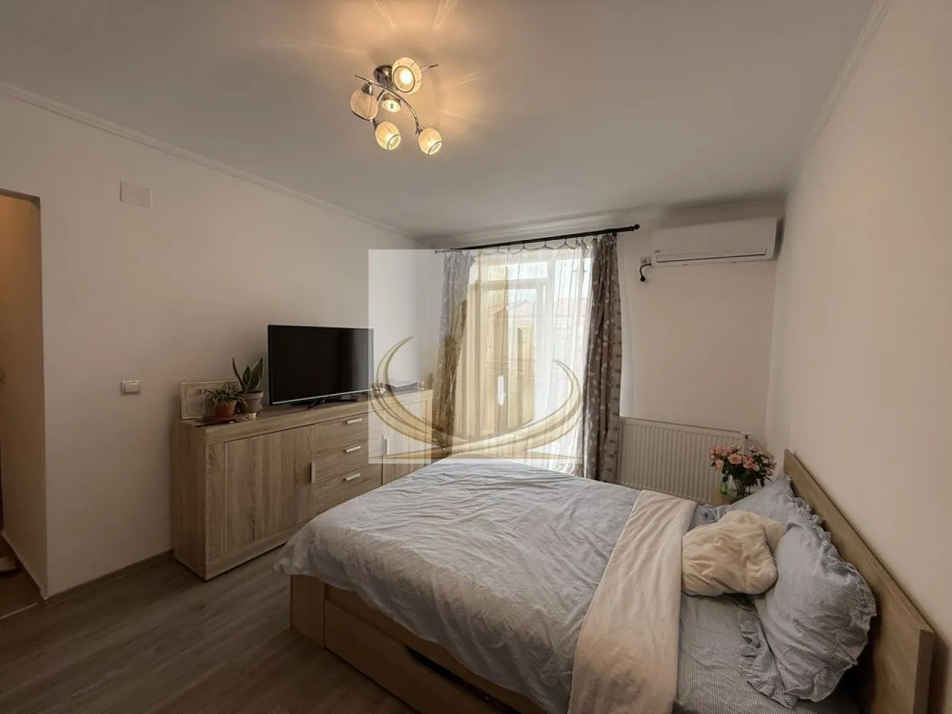 🏡Apartament modern 1 camera- Giroc - 🏡✨ Grand Mobilis Imobiliare ✨🏡

Grand Mobilis Imobiliare vă propune spre vânzare un apartament cochet cu 1 cameră, situat în zona Giroc, pe o stradă asfaltată și ușor accesibilă. 🚗🛣️

🔑 Apartamentul se vinde complet mobilat și utilat, fiind pregătit pentru mutare imediată!

✅ Dotări și beneficii:
🔥 Centrală proprie + calorifere
❄️ Aer condiționat
🍽️ Mașină de spălat vase
🧺 Mașină de spălat rufe
🛋️ Mobilier modern și funcțional
📍 Zonă liniștită și acces facil

💰 Ideal atât pentru locuit, cât și pentru investiție!
📈 Oportunitate excelentă pentru închiriere sau locuință personală.

📞 Pentru mai multe detalii și programarea unei vizionări, nu ezitați să ne contactați!
