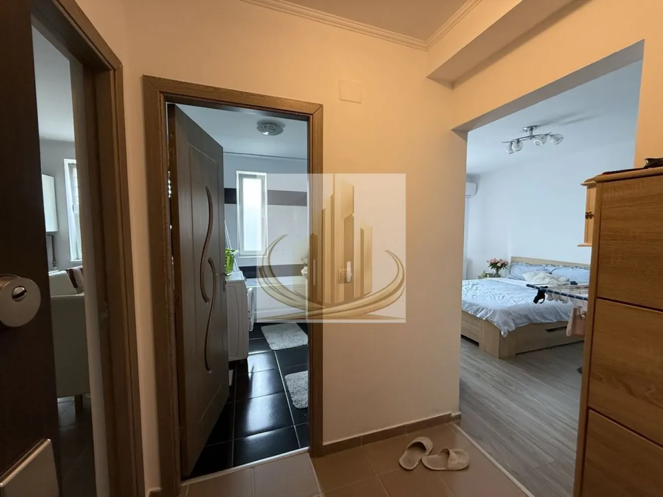 🏡Apartament modern 1 camera- Giroc - 🏡✨ Grand Mobilis Imobiliare ✨🏡

Grand Mobilis Imobiliare vă propune spre vânzare un apartament cochet cu 1 cameră, situat în zona Giroc, pe o stradă asfaltată și ușor accesibilă. 🚗🛣️

🔑 Apartamentul se vinde complet mobilat și utilat, fiind pregătit pentru mutare imediată!

✅ Dotări și beneficii:
🔥 Centrală proprie + calorifere
❄️ Aer condiționat
🍽️ Mașină de spălat vase
🧺 Mașină de spălat rufe
🛋️ Mobilier modern și funcțional
📍 Zonă liniștită și acces facil

💰 Ideal atât pentru locuit, cât și pentru investiție!
📈 Oportunitate excelentă pentru închiriere sau locuință personală.

📞 Pentru mai multe detalii și programarea unei vizionări, nu ezitați să ne contactați!
