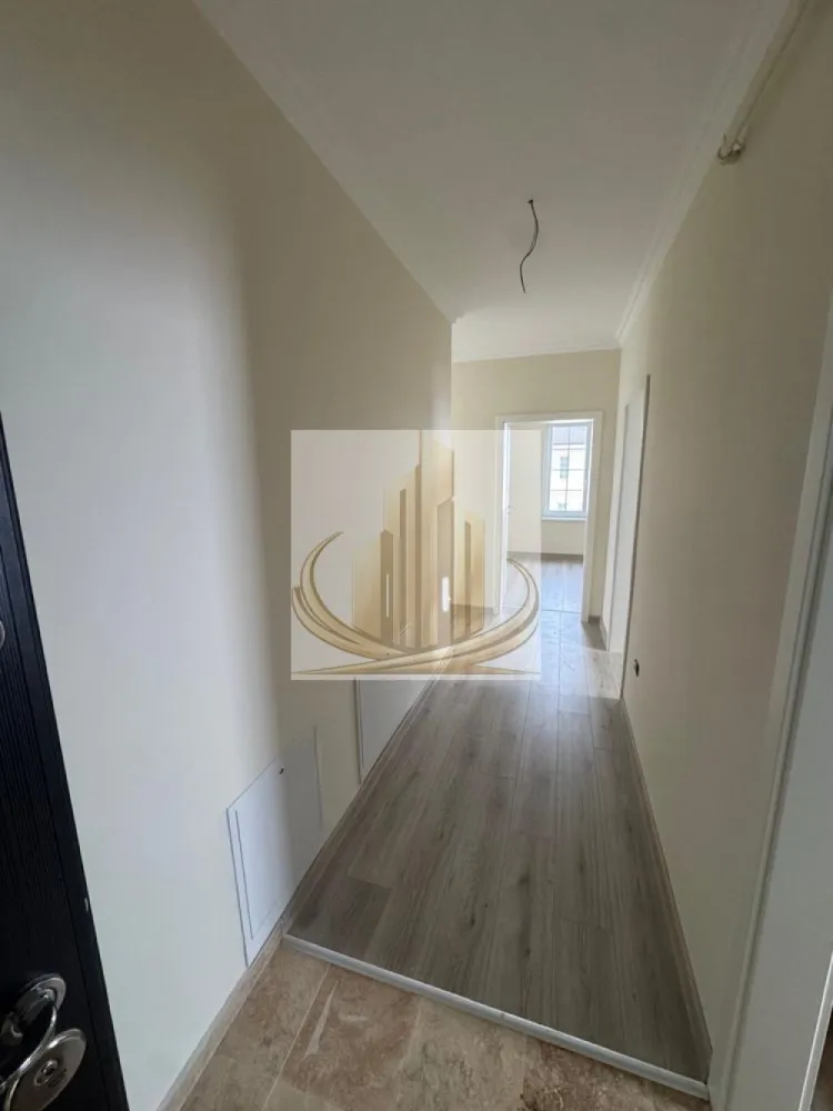 🏡Grand Mobilis Apartament lux - Grand Mobilis Imobiliare vă propune spre vânzare un apartament deosebit cu 2 camere, având o suprafață utilă de 54 mp, situat în Giroc, într-un ansamblu rezidențial modern construit în anul 2023, într-o zonă liniștită, dar excelent conectată cu orașul.

Proprietatea se remarcă prin amenajarea realizată cu mult bun gust, atenția la detalii și materialele premium folosite, fiind ideală pentru persoanele care își doresc confort, calitate și o locuință gata de mutare.

📐 Detalii proprietate:
Apartament cu 2 camere
Etaj: 1
Bloc nou – construcție 2022
Bloc cu acoperiș și pod
Loc de parcare înscris în CF
Acces în parcarea ansamblului prin barieră cu telecomandă

🏡 Compartimentare:
Living mare și luminos
Bucătărie închisă
Dormitor spațios
Baie
Hol
Balcon generos, cu acces atât din bucatarie, cât și living

🏢 Finisaje & dotări:
Încălzire în pardoseală prin centrală proprie
Costuri foarte reduse de întreținere datorită construcției eficiente energetic
Finisaje premium:
travertin pe pardoseală și pereți
tâmplărie Salamander 82 mm, 7 camere
geamuri tripan
Apartament amenajat modern, cu accent pe confort și calitate

👉 Ansamblul rezidențial este foarte frumos amenajat, cu spații verzi și plante ornamentale, oferind un ambient liniștit și plăcut.

📍 Locație – unul dintre marile avantaje:
Ansamblul este situat la asfalt
La doar câteva minute de zona Hotel IQ și centrul comercial din Giroc

În imediata apropiere:

Lidl, Mega Image și alte magazine
farmacii, brutării, sală de sport
restaurante și cafenele
facilități sportive:
terenuri de fotbal
terenuri de tenis
terenuri de volei pe nisip

👉 Zonă liniștită, dar foarte bine conectată:

acces rapid către Calea Girocului și Spitalul Județean
aproximativ 10 minute până la centura ocolitoare
aproximativ 10 minute până la Complexul Studențesc
💼 Potrivit pentru:

✔️ Cupluri sau familii care caută finisaje premium și confort superior într-o zonă liniștită
✔️ Studenți sau medici rezidenți, datorită proximității față de Complexul Studențesc și Spitalul Județean
✔️ Investiție excelentă, având în vedere randamentul ridicat de închiriere din zonă și poziționarea foarte bună

📞 Pentru mai multe informații și programarea unei vizionări, echipa Grand Mobilis Imobiliare vă stă la dispoziție!
ID intern CP3088377