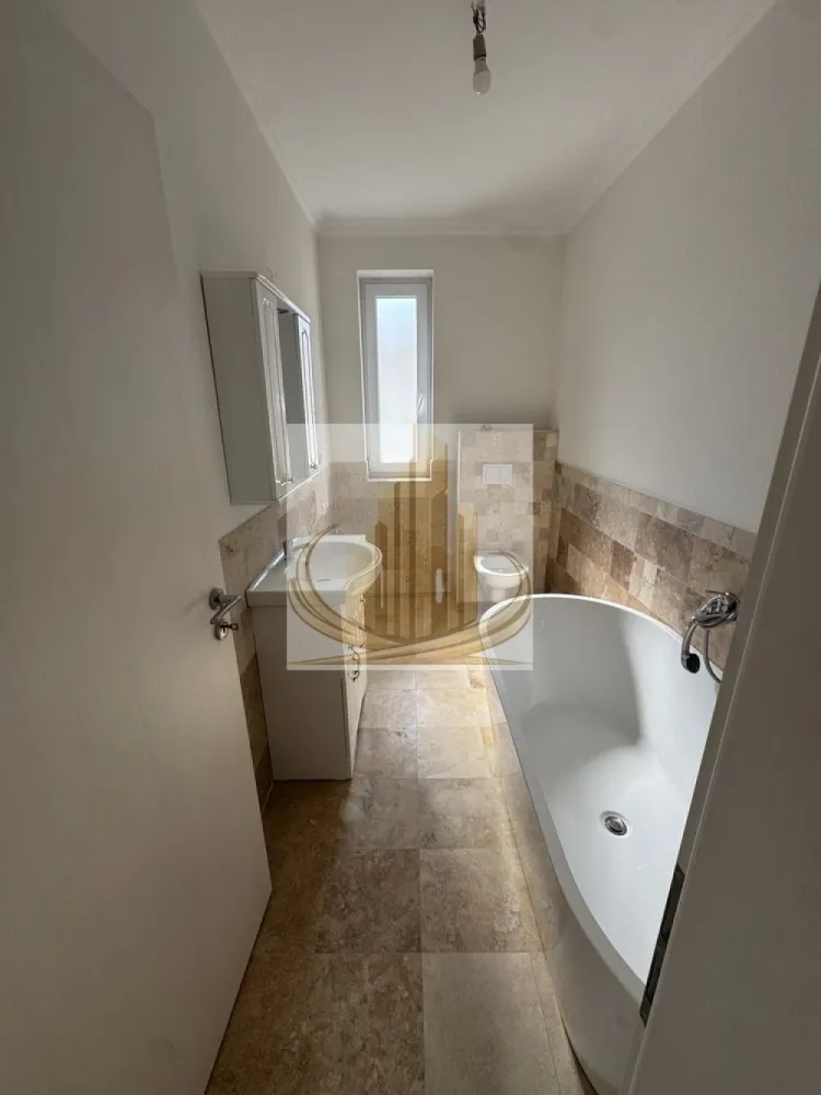 🏡Grand Mobilis Apartament lux - Grand Mobilis Imobiliare vă propune spre vânzare un apartament deosebit cu 2 camere, având o suprafață utilă de 54 mp, situat în Giroc, într-un ansamblu rezidențial modern construit în anul 2023, într-o zonă liniștită, dar excelent conectată cu orașul.

Proprietatea se remarcă prin amenajarea realizată cu mult bun gust, atenția la detalii și materialele premium folosite, fiind ideală pentru persoanele care își doresc confort, calitate și o locuință gata de mutare.

📐 Detalii proprietate:
Apartament cu 2 camere
Etaj: 1
Bloc nou – construcție 2022
Bloc cu acoperiș și pod
Loc de parcare înscris în CF
Acces în parcarea ansamblului prin barieră cu telecomandă

🏡 Compartimentare:
Living mare și luminos
Bucătărie închisă
Dormitor spațios
Baie
Hol
Balcon generos, cu acces atât din bucatarie, cât și living

🏢 Finisaje & dotări:
Încălzire în pardoseală prin centrală proprie
Costuri foarte reduse de întreținere datorită construcției eficiente energetic
Finisaje premium:
travertin pe pardoseală și pereți
tâmplărie Salamander 82 mm, 7 camere
geamuri tripan
Apartament amenajat modern, cu accent pe confort și calitate

👉 Ansamblul rezidențial este foarte frumos amenajat, cu spații verzi și plante ornamentale, oferind un ambient liniștit și plăcut.

📍 Locație – unul dintre marile avantaje:
Ansamblul este situat la asfalt
La doar câteva minute de zona Hotel IQ și centrul comercial din Giroc

În imediata apropiere:

Lidl, Mega Image și alte magazine
farmacii, brutării, sală de sport
restaurante și cafenele
facilități sportive:
terenuri de fotbal
terenuri de tenis
terenuri de volei pe nisip

👉 Zonă liniștită, dar foarte bine conectată:

acces rapid către Calea Girocului și Spitalul Județean
aproximativ 10 minute până la centura ocolitoare
aproximativ 10 minute până la Complexul Studențesc
💼 Potrivit pentru:

✔️ Cupluri sau familii care caută finisaje premium și confort superior într-o zonă liniștită
✔️ Studenți sau medici rezidenți, datorită proximității față de Complexul Studențesc și Spitalul Județean
✔️ Investiție excelentă, având în vedere randamentul ridicat de închiriere din zonă și poziționarea foarte bună

📞 Pentru mai multe informații și programarea unei vizionări, echipa Grand Mobilis Imobiliare vă stă la dispoziție!
ID intern CP3088377