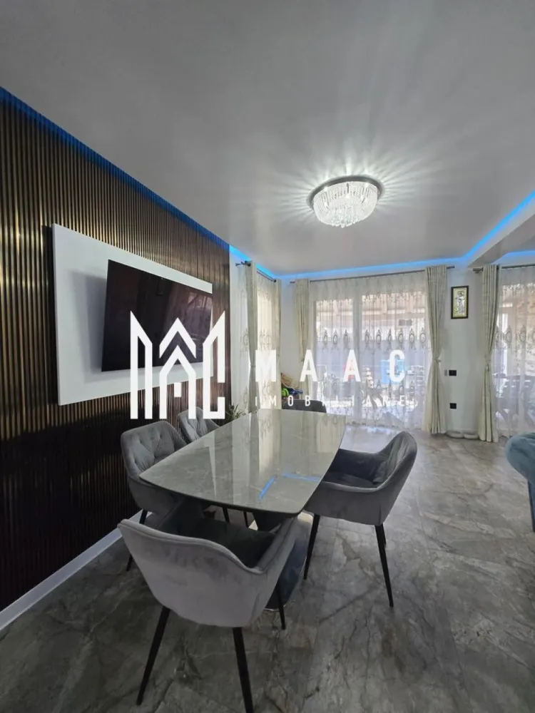 Casa 4 camere | Curte si terasa | Selimbar - MAAC Imobiliare vă propune spre vânzare o casă tip duplex modernă și elegantă, situată într-o zonă rezidențială din Șelimbăr, ideală pentru cei care își doresc confort, intimitate și un stil de viață modern. Proprietatea se remarcă prin compartimentarea eficientă, finisajele premium și ambientul rafinat, fiind alegerea potrivită pentru o familie care caută o locuință pregătită pentru mutare imediată.

Casa dispune de o suprafață utilă de 111 mp și este compartimentată inteligent pentru a răspunde perfect nevoilor unei familii moderne. Locuința beneficiază de 3 dormitoare spațioase și luminoase, amenajate cu bun gust, oferind un spațiu confortabil și relaxant pentru fiecare membru al familiei.

Zona de zi impresionează prin livingul generos amenajat în concept open space cu bucătăria complet mobilată și utilată, creând un spațiu ideal pentru petrecerea timpului alături de familie și prieteni. Designul modern, mobilierul atent ales și finisajele de calitate superioară contribuie la crearea unei atmosfere elegante și primitoare în întreaga locuință.

Proprietatea dispune de 2 băi complet echipate, amenajate cu materiale și obiecte sanitare premium, accentul fiind pus pe funcționalitate, confort și estetică modernă.

Casa se vinde finisată și mobilată lux, fiind pregătită pentru mutare imediată, fără necesitatea unor investiții suplimentare. Terenul aferent, cu suprafața de 226 mp, oferă spațiul perfect pentru amenajarea unei zone de relaxare, terasă sau loc de joacă.

Caracteristici și avantaje:
-Casă tip duplex
-Suprafață utilă de 111 mp
-Teren de 226 mp
-3 dormitoare spațioase
-Living open space cu bucătărie
-Bucătărie complet mobilată și utilată
-2 băi complet echipate
-Finisaje premium
-Mobilată și utilată lux
-Zonă rezidențială din Șelimbăr
-Pregătită pentru mutare imediată
-Spațiu pentru relaxare, terasă și loc de joacă

Proprietatea reprezintă o alegere excelentă pentru cei care caută o casă de vânzare în Șelimbăr, într-o zonă liniștită și apreciată, cu acces facil către Sibiu și punctele de interes din împrejurimi.

Pentru mai multe detalii și programarea unei vizionări, vă rugăm să contactați echipa MAAC Imobiliare și să menționați CP3088092 la telefon.