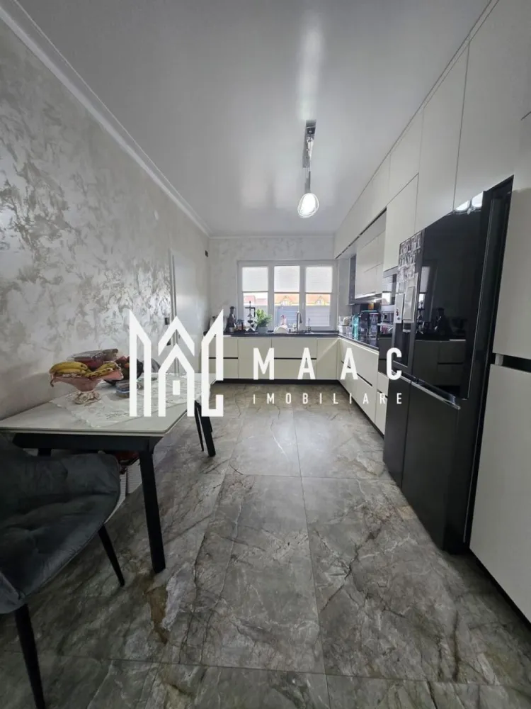 Casa 4 camere | Curte si terasa | Selimbar - MAAC Imobiliare vă propune spre vânzare o casă tip duplex modernă și elegantă, situată într-o zonă rezidențială din Șelimbăr, ideală pentru cei care își doresc confort, intimitate și un stil de viață modern. Proprietatea se remarcă prin compartimentarea eficientă, finisajele premium și ambientul rafinat, fiind alegerea potrivită pentru o familie care caută o locuință pregătită pentru mutare imediată.

Casa dispune de o suprafață utilă de 111 mp și este compartimentată inteligent pentru a răspunde perfect nevoilor unei familii moderne. Locuința beneficiază de 3 dormitoare spațioase și luminoase, amenajate cu bun gust, oferind un spațiu confortabil și relaxant pentru fiecare membru al familiei.

Zona de zi impresionează prin livingul generos amenajat în concept open space cu bucătăria complet mobilată și utilată, creând un spațiu ideal pentru petrecerea timpului alături de familie și prieteni. Designul modern, mobilierul atent ales și finisajele de calitate superioară contribuie la crearea unei atmosfere elegante și primitoare în întreaga locuință.

Proprietatea dispune de 2 băi complet echipate, amenajate cu materiale și obiecte sanitare premium, accentul fiind pus pe funcționalitate, confort și estetică modernă.

Casa se vinde finisată și mobilată lux, fiind pregătită pentru mutare imediată, fără necesitatea unor investiții suplimentare. Terenul aferent, cu suprafața de 226 mp, oferă spațiul perfect pentru amenajarea unei zone de relaxare, terasă sau loc de joacă.

Caracteristici și avantaje:
-Casă tip duplex
-Suprafață utilă de 111 mp
-Teren de 226 mp
-3 dormitoare spațioase
-Living open space cu bucătărie
-Bucătărie complet mobilată și utilată
-2 băi complet echipate
-Finisaje premium
-Mobilată și utilată lux
-Zonă rezidențială din Șelimbăr
-Pregătită pentru mutare imediată
-Spațiu pentru relaxare, terasă și loc de joacă

Proprietatea reprezintă o alegere excelentă pentru cei care caută o casă de vânzare în Șelimbăr, într-o zonă liniștită și apreciată, cu acces facil către Sibiu și punctele de interes din împrejurimi.

Pentru mai multe detalii și programarea unei vizionări, vă rugăm să contactați echipa MAAC Imobiliare și să menționați CP3088092 la telefon.