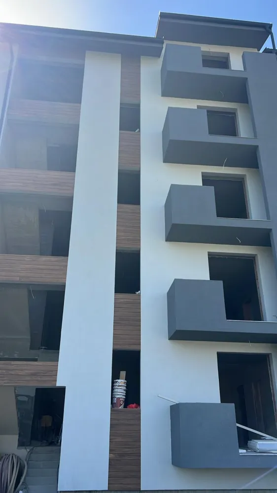 Apartament nou de vânzare în Tălmaciu – 3 Camere, 71.5mp - Descoperă confortul unui apartament modern cu 3 camere, finisat la alb, pregătit pentru amenajarea după gustul tău! Suprafață utilă: 71.5 mp &nbsp;Tălmaciu, zonă liniștită și aproape de toate punctele de interes.&nbsp;Detalii:Living spațios cu bucătărie open space2 dormitoare, 1 baieÎncălzire în pardosealăGeamuri termopan și centrală termică proprieInterfon cu cameră video, internet, lift1 loc de parcare inclus în preț&nbsp;Etaje disponibile: 1, 2, 3, 4, 5. &nbsp;Preț: 1.450 euro/mp ideal pentru locuit sau investiție – apartamente noi, bine compartimentate și cu dotări moderne!