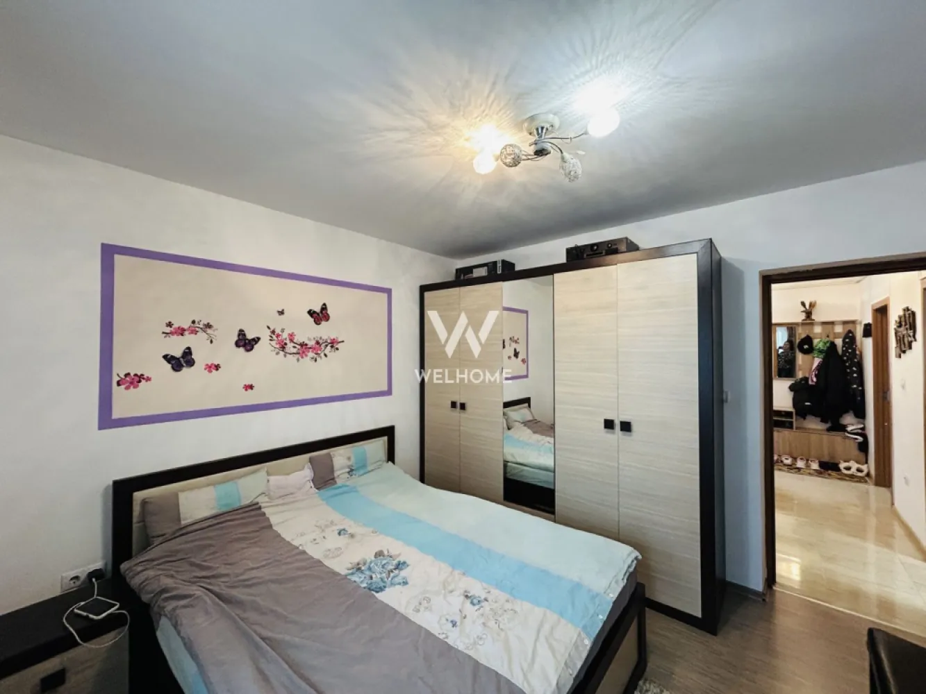 Apartament mobilat, cu 3 camere, 2 balcoane, 2 parcari - Selimbar - Apartament modern de vanzare in Selimbar, zona Pictor Brana, situat intr-un imobil retras de la strada, intr-o curte interioara linistita. Proprietatea este ideala pentru cei care cauta confort, intimitate si acces rapid catre Sibiu.

Parter din 3 etaje
60 mp utili
2 locuri de parcare incluse
2 balcoane

Locuinta este compartimentata practic:hol de acces,living luminos cu bucatarie open space,2 dormitoare, baie
balcon inchis + al doilea balcon

Se vinde complet mobilata si utilata, exact ca in poze. Apartamentul este amenajat modern, cu finisaje si mobilier atent alese, fiind pregatit pentru mutare imediata.

✔ zona linistita
✔ curte privata
✔ multe spatii utile
✔ ideal pentru familie sau investitie
✔ pret negociabil

📞 Pentru detalii suplimentare sau vizionare, sunati cu incredere.