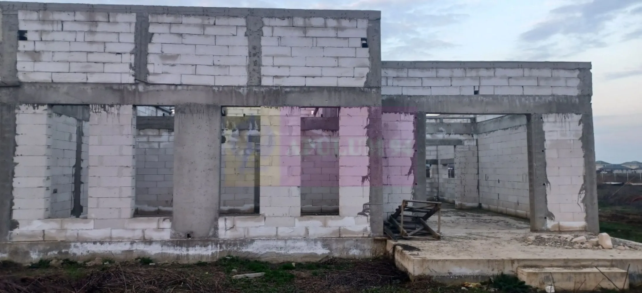 Săbăreni, casă la rosu 116 mp utili, curte 607 mp - Imobilul se află in Săbăreni, în vecinătatea celor 2 păduri, intr-o zonă rezidențială nouă, ferită de traficul rutier.. Casă tip parter, cu fundație și structură din beton armat, cu zidărie din BCA Ytong ce are suprafața construită de 158 mp si suprafața utilă de 116 mp, alcătuită din living 28 mp, bucătarie 13 mp, 3 dormitoare de 17,5mp fiecare, 2 băi, hol, vestibul și terasă acoperită. Incăperrile sunt înalte, vor avea 2,80 m, la final, sunt luminoase, cu ferestre mari. Curtea are 607 mp la care se adaugă o cotă indiviză din drumul de acces ce are 8 m lățime. Casa beneficiază de racorduri pentru energie electrică si pentru gaze naturale. Pretul de vânzare este 49.000 EUR, cu TVA inclus