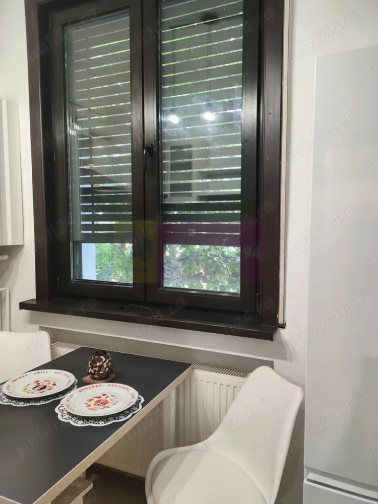 Vanzare garsoniera 13 Septembrie-Drumul Sarii - Compania Imobiliara Apulum94 va prezinta spre cumparare o garsoniera amplasata in zona Drumul sarii. Garsoniera este decomandată, amena jata complet cu gresie, faianta, parchet din lemn masiv, termopan, usa metalica la intrare, centrala temica. Usile din interior sunt noi, din lemn. Exista si boxa la subsol in proprietate Blocul este foarte solid, foarte curat, cu locatari civilizati. In proximitate se afla scoli, licee, gradinite, transport public