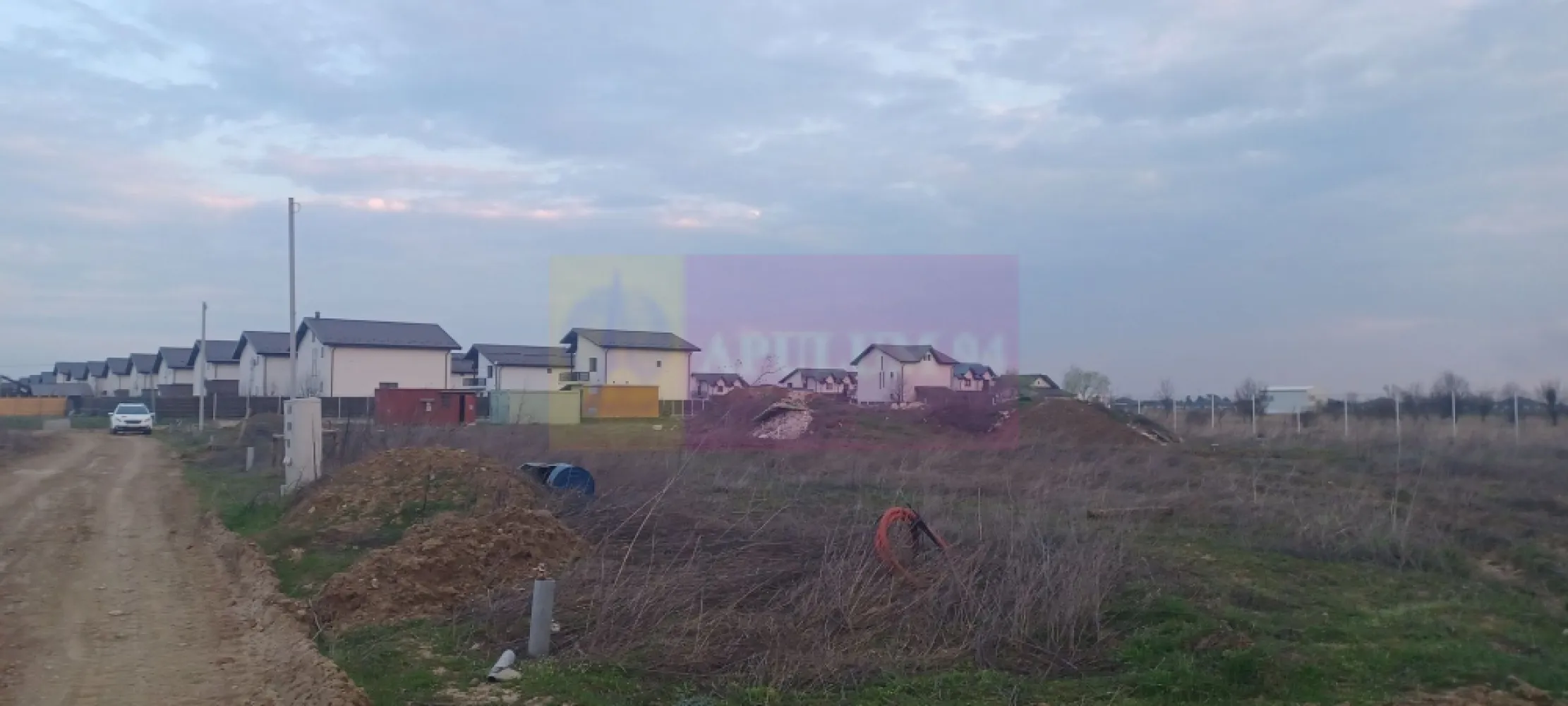 Săbăreni, teren curti-constructii 610 mp cu utilităti - Terenul se află in localitatea Săbăreni, la 4-5 km de A0, in vecinătatea celor 2 păduri, într-o zonă rezidentială nouă, ferită de traficul rutier. Are suprafața de 610 mp la care se adaugă o cotă indiviză din drumul de acces (de 8 m lățime). Terenul este intravilan curti - construcții si are racordurile trase pentru gaze si curent. Mai trebuiesc doar branșamentele. Se pot cumpăra 2 sau 3 loturi învecinate. Pretul este 25.000 EUR/lot. Nu se plătește comision