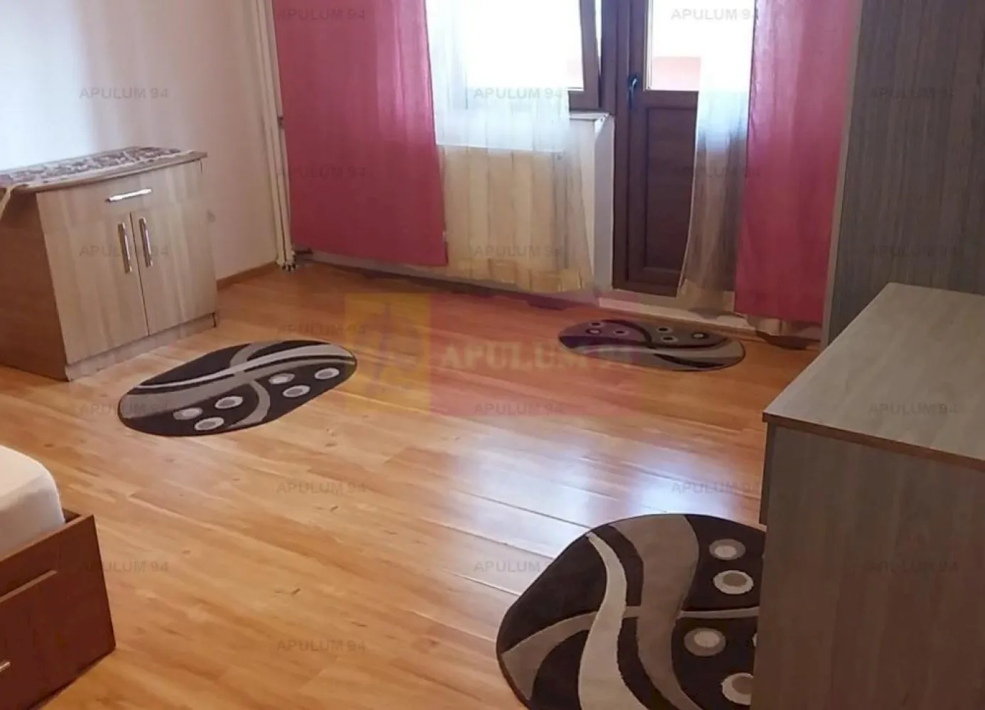 Inchiriere garsoniera zona Mihai Bravu-Vitan-Mall - Compania Imobiliara Apulum94 va prezinta spre inchiriere o garsoniera amplasata in zona Mihai Bravu-Vitan. intersectie cu Agatha Barsescu. Garsoniera este decomandata, foarte spatioasa-40mp-, amenajata cu gresie faianta, parchet, termopan, usa metalica, aer conditionat, mobilata si utilata, este amplasata in bloc mixt. Blocul este reabilitat termic. In proximitate se afla statie de metrou, transport STB, liceu, scoala generala, gradinita, hypermarket-ul Kaufland, Mcdonald*s, piata. La 2 statii de tramvai se afla Mall- Vitan