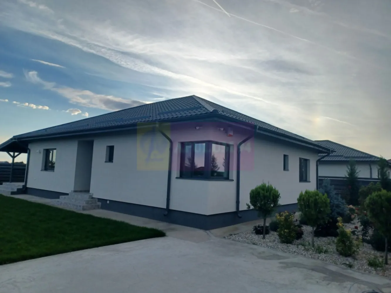 Casă 4 camere 162 mp, 115 utili, curte 505 mp, Săbăreni - Imobilul se află in localitatea Săbăreni, în apropierea celor 2 păduri, într-o zonă rezidențială nouă, ferită de traficul rutier, la aproximativ 170 m de strada Principală, DJ 602. Este o casă tip parter, cu structura de rezistență din beton armat și zidărie din căramidă, tencuită atât pe interior cât si pe exterior, peste care s-a aplicat polistiren de 150 mm cu EPS 80 si tencuiala decorativă siliconată Kober. Casa este acoperită cu țiglă metalică mată, ferestrele sunt Salamander cu geamuri tripan. Casa are placă din beton armat peste parter, podul este înalt (2,20 m la coamă), izolat termic cu celuloză, cu fereastră tip Velux. Locuința beneficiază de încălzire în pardoseală, centrală termică pe gaze în condensație. Finisajele interioare pot fi alese de cumpărător, intr-un anumit buget convenit cu vânzatorul. Casa are living, bucătărie (18 mp), 3 dormitoare, 2 băi, dresing, hol, cameră tehnică, pivniță si terasă acoperită. Imaginile din prezentare sunt de la o casă vândută. Termen de finalizare, la cheie: 2 luni. Pret 155.000 EUR, cu TVA 21% inclus. Nu se plătește comision.