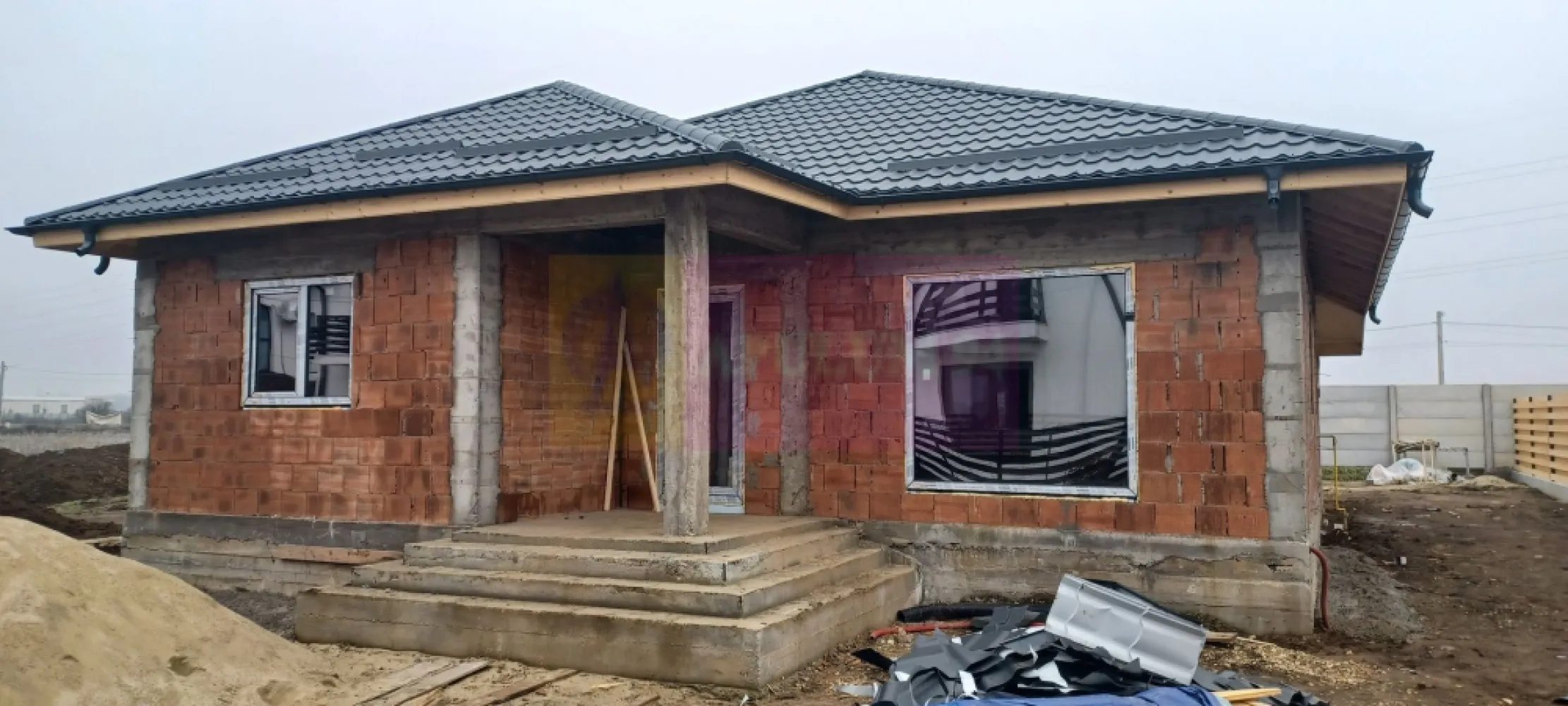 Săbăreni, casă nouă 4 camere parter, curte 480 mp - Casa se află în Săbăreni, într-o zonă rezidențială nouă, ferită de traficul rutier, în vecinătatea celor 2 păduri. Este un imobil tip parter, cu structura de rezistență din beton armat și zidărie din căramidă, fără pereți din rigips. Este acoperită cu țiglă metalică mată iar tâmplăria este Salamander cu geamuri tripan. Casa se izolează termic la exterior cu polistiren de 150 mm peste care se aplică tencuială decorativă siliconată. Imobilul are placă din beton armat peste parter, podul este înalt și izolat termic cu celuloză. Locuința beneficiază de încălzire în pardoseală și centrală termică pe gaze, în condensație. Finisajele interioare (parchet, gresie, faință, usi, obiecte sanitare) pot fi alese de cumpărător, într-un anumit buget. Casa are 3 dormitoare, living, bucătărie (închisă), 2 băi, dresing, hol, cameră tehnică, pivniță si terasă acoperită. Curte 480 mp, împrejmuită. Termen de finalizare, la cheie, 3 luni. Pret 145.000 EUR. Nu se plătește TVA sau comision
