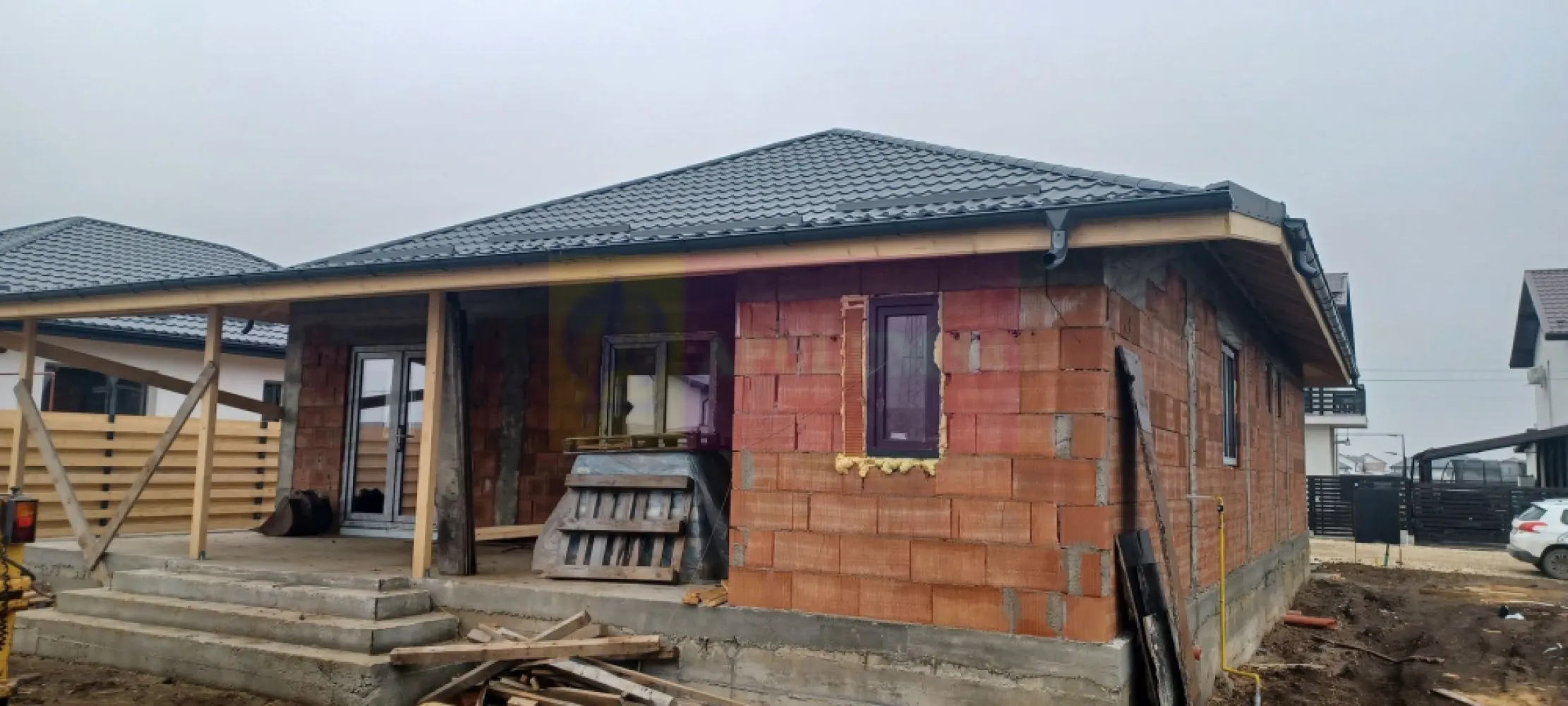 Săbăreni, casă nouă 4 camere parter, curte 480 mp - Casa se află în Săbăreni, într-o zonă rezidențială nouă, ferită de traficul rutier, în vecinătatea celor 2 păduri. Este un imobil tip parter, cu structura de rezistență din beton armat și zidărie din căramidă, fără pereți din rigips. Este acoperită cu țiglă metalică mată iar tâmplăria este Salamander cu geamuri tripan. Casa se izolează termic la exterior cu polistiren de 150 mm peste care se aplică tencuială decorativă siliconată. Imobilul are placă din beton armat peste parter, podul este înalt și izolat termic cu celuloză. Locuința beneficiază de încălzire în pardoseală și centrală termică pe gaze, în condensație. Finisajele interioare (parchet, gresie, faință, usi, obiecte sanitare) pot fi alese de cumpărător, într-un anumit buget. Casa are 3 dormitoare, living, bucătărie (închisă), 2 băi, dresing, hol, cameră tehnică, pivniță si terasă acoperită. Curte 480 mp, împrejmuită. Termen de finalizare, la cheie, 3 luni. Pret 145.000 EUR. Nu se plătește TVA sau comision