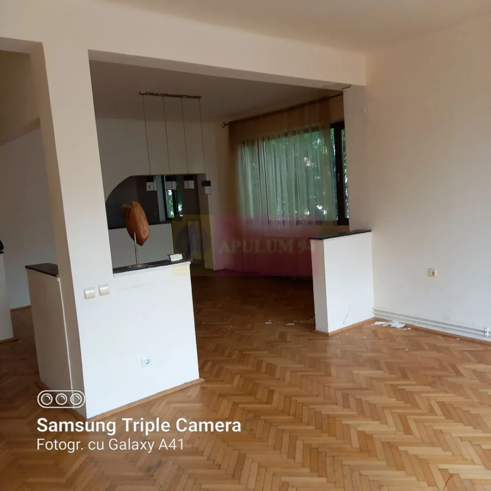 Apartament 5 camere Mitropolie - Compania Imobiliara Apulum94 va prezinta spre achizitionare un apartament foarte spatios si luminos aflat in zona Mitropoliei. Apartamentul se afla la etajul 2 intr-o cladire cu doua etaje si mansarda. Camerele sunt generoase si eficient impartite. In imediata apropiere se afla Bulevardul Unirii, Bulevardul Libertatii, Mitropolia, Parcul Izvor, transport public Cladirea este incadrata in clasa 1 de risc seismic