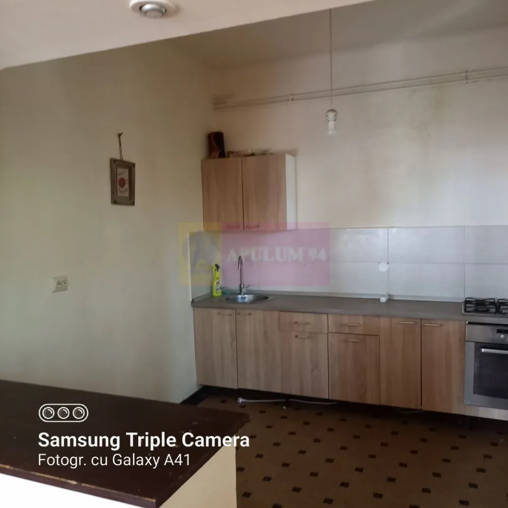 Apartament 5 camere Mitropolie - Compania Imobiliara Apulum94 va prezinta spre achizitionare un apartament foarte spatios si luminos aflat in zona Mitropoliei. Apartamentul se afla la etajul 2 intr-o cladire cu doua etaje si mansarda. Camerele sunt generoase si eficient impartite. In imediata apropiere se afla Bulevardul Unirii, Bulevardul Libertatii, Mitropolia, Parcul Izvor, transport public Cladirea este incadrata in clasa 1 de risc seismic