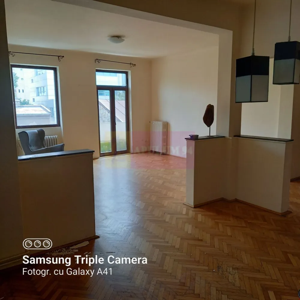 Apartament 5 camere Mitropolie - Compania Imobiliara Apulum94 va prezinta spre achizitionare un apartament foarte spatios si luminos aflat in zona Mitropoliei. Apartamentul se afla la etajul 2 intr-o cladire cu doua etaje si mansarda. Camerele sunt generoase si eficient impartite. In imediata apropiere se afla Bulevardul Unirii, Bulevardul Libertatii, Mitropolia, Parcul Izvor, transport public Cladirea este incadrata in clasa 1 de risc seismic