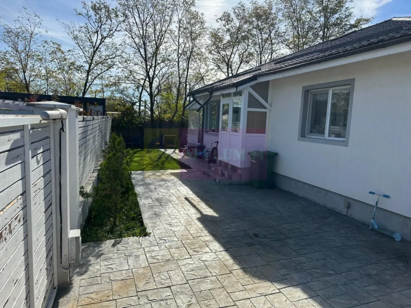 Casă 3 camere + dependințe, curte 380, Săbăreni - Casa este situată în localitatea Săbăreni, la aproximativ 10 km de centura Bucurestiului, la 4 km de A0 si A1, într-o zonă rezidențială nouă. A fost construită în 2020, cu structura de rezistență din beton armat si zidărie de caramidă, tencuită si izolată termic. Tâmplarie Salamander cu geamuri termopan, cu centrală termică pe gaze si calorifere. Este finisată complet: gresie, parchet, faianță, obiecte sanitare, usi interioare. Terasa este acoperită. In plus casa beneficiază si de o pivniță de aproximativ 9 mp de 2,20 m adâncime. Bucataria este mobilată si utilată Casa se poate vinde semimobilată: livingul, bucătăria si un dormitor. Un dormitoar va fi nemobilat. Curtea este amenajată, trotuare, alee auto si pietonală din beton amprentat, gazon, pomi. Poarta auto are deschidere automatizată. Pret 120.000 EUR. Nu se plăteste TVA sau comision.