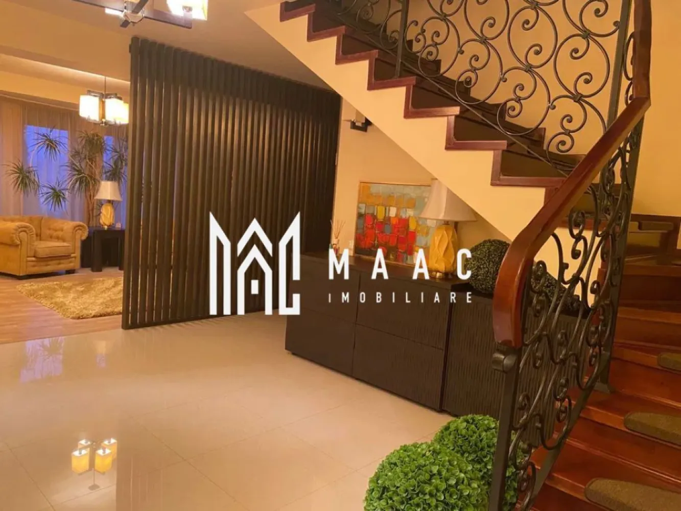Casă complet mobilată | Teren 407 mp I Garaj și foișor I Șura Mare - MAAC Imobiliare propune spre vânzare o casă unifamilială, situată în localitatea Șura Mare, într-o zonă liniștită și bine conectată cu orașul Sibiu. Proprietatea beneficiază de un teren generos de 407 mp și o suprafață utilă de 164 mp, la care se adaugă terasă, balcoane și garaj.

Compartimentare funcțională, pe două niveluri:
Parter:
Living generos de 42,35 mp
Bucătărie separată
Baie
Cămară
Cameră tehnică
Terasă cu ieșire directă din bucătărie

Etaj:
3 dormitoare
2 dressinguri
Hol
Baie
2 balcoane

Dotări și avantaje:
Tâmplărie PVC Qfort cu geam tripan
Rulouri electrice la ferestre și uși, atât la parter cât și la etaj
Încălzire atât prin centrală pe gaz (în garanție), cât și prin centrală pe lemne
Curent trifazic, apă curentă, canalizare
Garaj în curte cu 2 porți electrice
Foișor amenajat
Poartă auto automatizată

Se vinde complet mobilată și utilată

Această proprietate este ideală pentru o familie care își dorește confort, spațiu și un cadru liniștit, la câțiva kilometri de Sibiu. 
O locuință completă, bine dotată și pregătită pentru mutare.

Pentru mai multe detalii, menționați telefonic ID: CP2555455