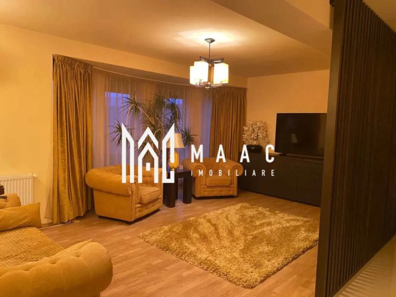 Casă complet mobilată | Teren 407 mp I Garaj și foișor I Șura Mare - MAAC Imobiliare propune spre vânzare o casă unifamilială, situată în localitatea Șura Mare, într-o zonă liniștită și bine conectată cu orașul Sibiu. Proprietatea beneficiază de un teren generos de 407 mp și o suprafață utilă de 164 mp, la care se adaugă terasă, balcoane și garaj.

Compartimentare funcțională, pe două niveluri:
Parter:
Living generos de 42,35 mp
Bucătărie separată
Baie
Cămară
Cameră tehnică
Terasă cu ieșire directă din bucătărie

Etaj:
3 dormitoare
2 dressinguri
Hol
Baie
2 balcoane

Dotări și avantaje:
Tâmplărie PVC Qfort cu geam tripan
Rulouri electrice la ferestre și uși, atât la parter cât și la etaj
Încălzire atât prin centrală pe gaz (în garanție), cât și prin centrală pe lemne
Curent trifazic, apă curentă, canalizare
Garaj în curte cu 2 porți electrice
Foișor amenajat
Poartă auto automatizată

Se vinde complet mobilată și utilată

Această proprietate este ideală pentru o familie care își dorește confort, spațiu și un cadru liniștit, la câțiva kilometri de Sibiu. 
O locuință completă, bine dotată și pregătită pentru mutare.

Pentru mai multe detalii, menționați telefonic ID: CP2555455