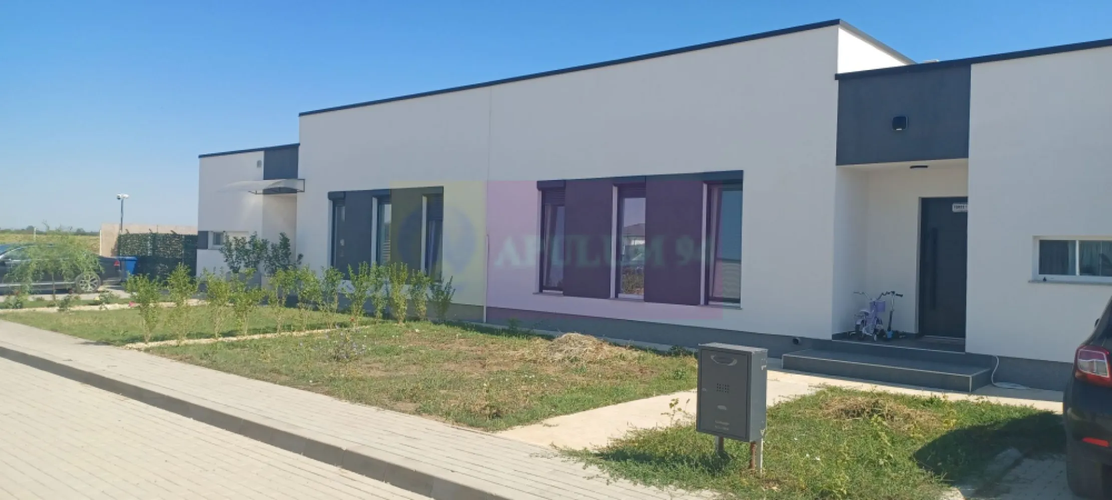 Săbăreni, casă nouă 116 mp utili, curte 608, în apropierea pădurii - Complexul rezidențial este amplasat în partea nord-vestică a Bucurestiului, la aproximativ 11 km de Soseaua de Centură, în localitatea Săbăreni si este învecinat la nord cu Pădurea Cereanca și la est cu Pădurea Râioasa. Există mai multe variante de acces către Bucuresti: prin DN7, Chitila în Sectorul 1 / prin Dragomiresti si Chiajna în Militari sau pe Autostrada Bucuresti-Pitesti, prin Joița. In curând vom beneficia de alte 2 opțiuni: Autostrada A0 și Drumul Radial Calea Giulesti - Drumul Săbăreni. Complexul rezidențial se întinde pe o suprafață de 24.500 mp si este alcătuit din 34 de locuințe tip parter. Casele au o suprafață construită de 158 mp, din care 116 mp utili, sunt alcătuite din 4 camere + dependințe iar curtile au câte 608 mp fiecare. Primele 8 imobile au fost finalizate, receptionate și vândute. Acum se lucrează la următorul lot de 8 locuințe. Strada, trotuarele și locurile de parcare din complex sunt pavate. Fiecare imobil beneficiază de încălzire prin pardoseală și centrală individuală pe gaze, în condensatie. Incăperile sunt spatioase si luminoase; au 2,80 m înăltime. Ferestrele sunt Salamander cu geamuri tripan. Casele beneficiază de instalație de aer conditionat preinstalată, atât in living cât și in cele 3 dormitoare. O parte dintre finisajele interioare: gresie, faință, parchet, obiecte sanitare, usi interioare, pot fi alese de cumpărători, într-un buget stabilit de comun acord. Casele se vând finisate complet dar nemobilate. Imaginile sunt de la o locuință vândută. Următoarele 2 case vor fi finalizate în maxim 3 luni. Pret 139.000EUR, cu TVA 21% inclus. Nu se plătește comision